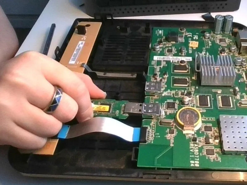 2010 Telstra t-box Teardown, Отсоединение USB-адаптера wifi: шаг 5, изображение 1 из 1