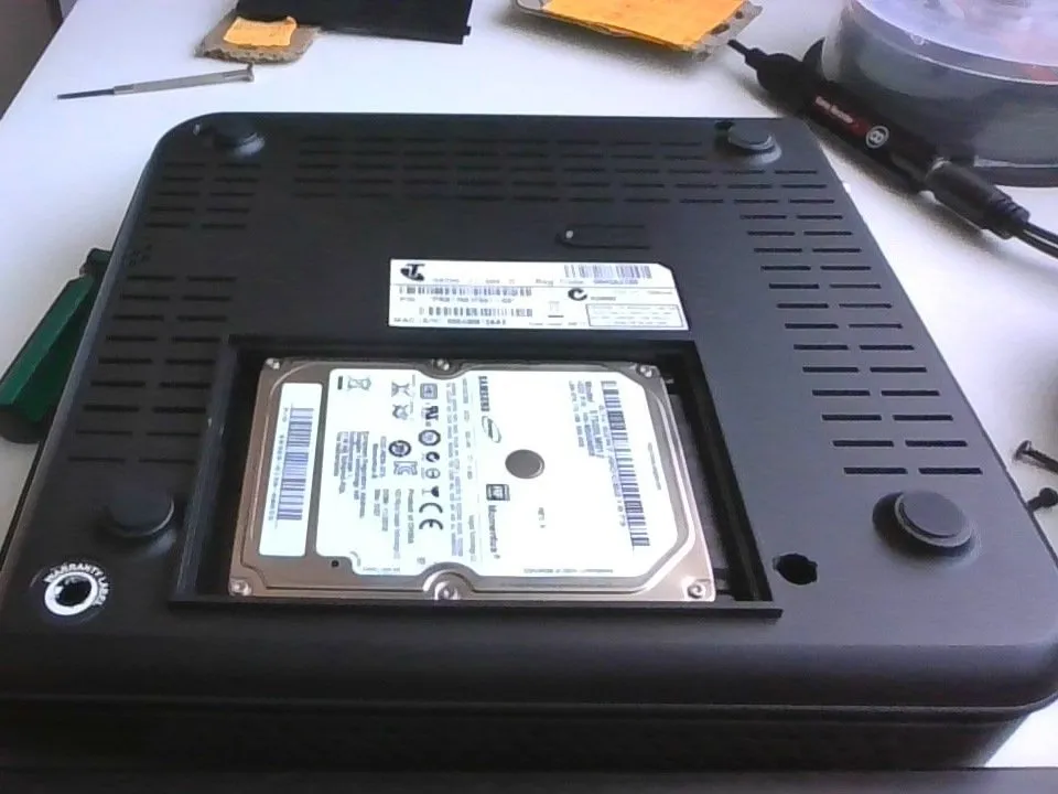 2010 Telstra t-box Teardown, извлечение корпуса снизу: шаг 2, изображение 1 из 1