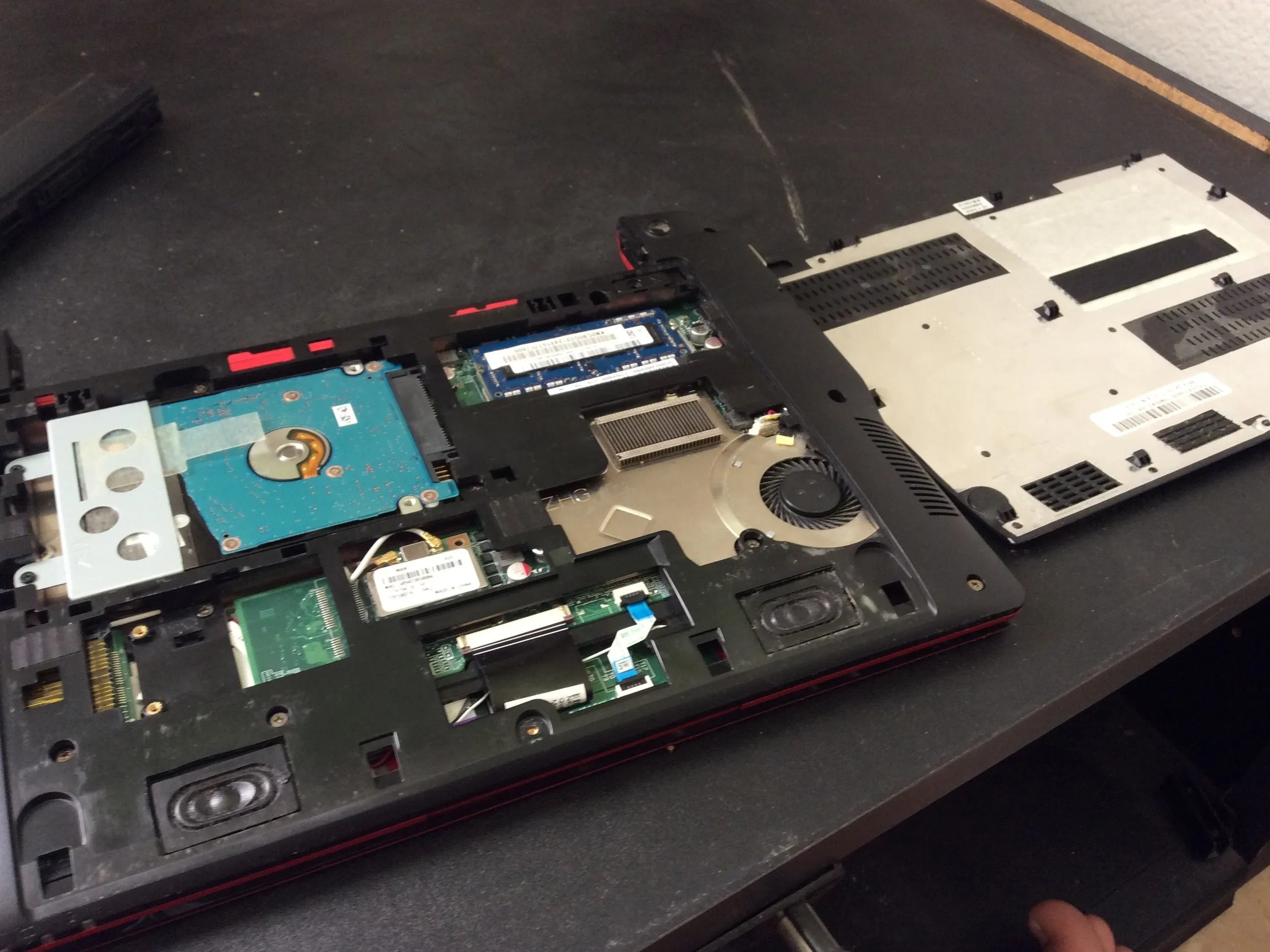 acer aspire one 725 Teardown, Разборка ноутбука: шаг 3, изображение 2 из 3