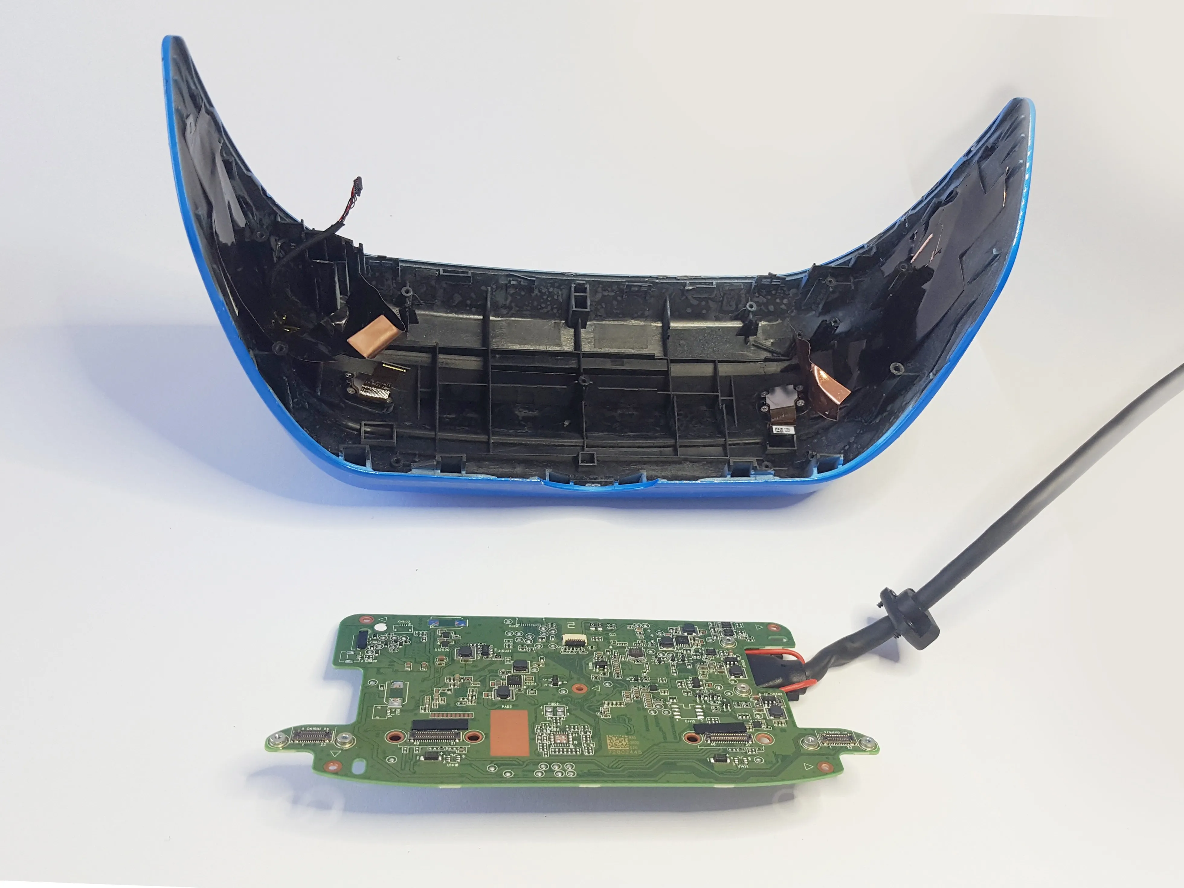 Acer Windows Mixed Reality Headset Developer Edition Teardown, извлечение печатной платы: шаг 8, изображение 3 из 3