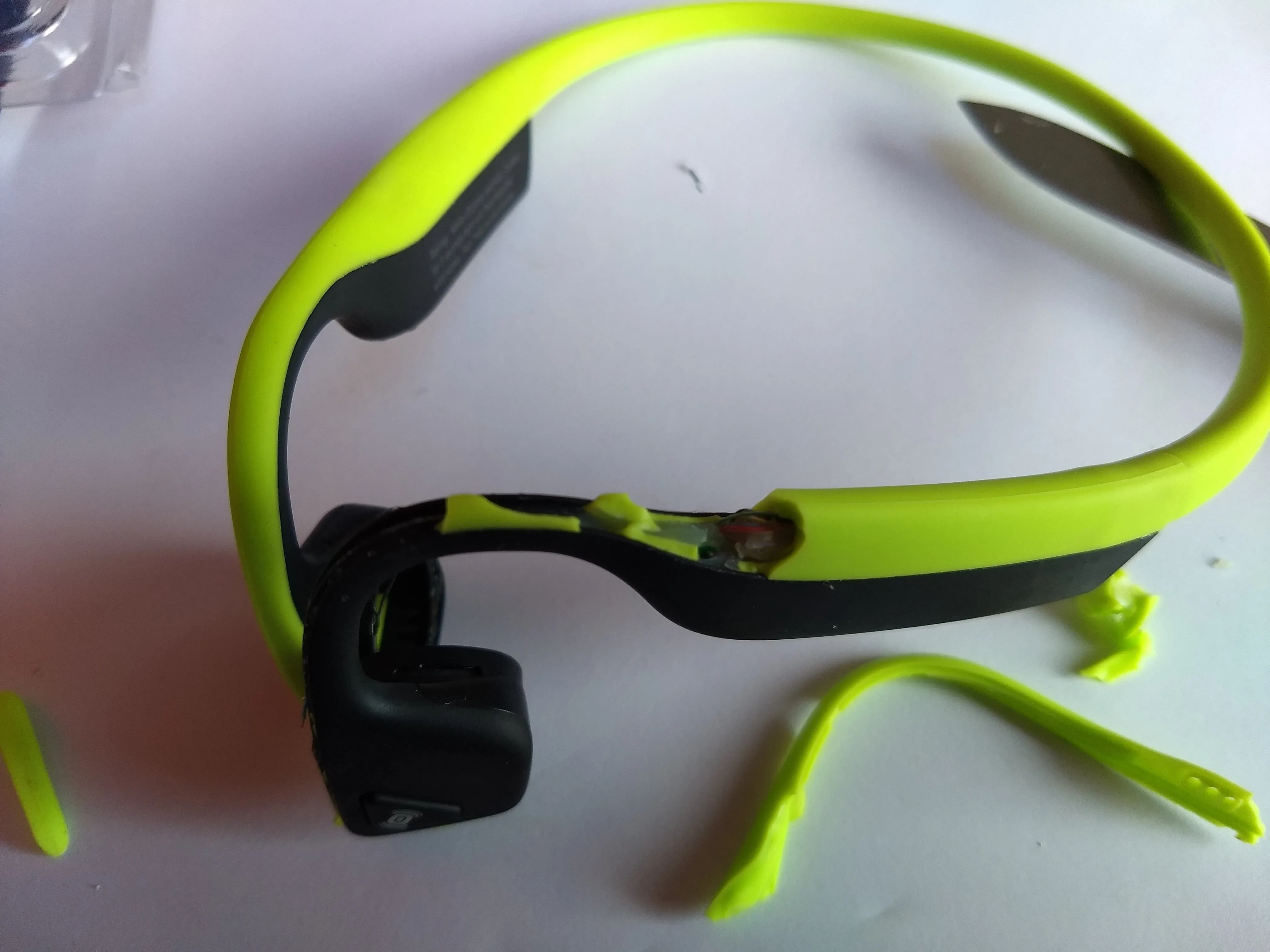 Aftershokz Trekz Titanium Teardown, левый корпус: шаг 7, изображение 1 из 3