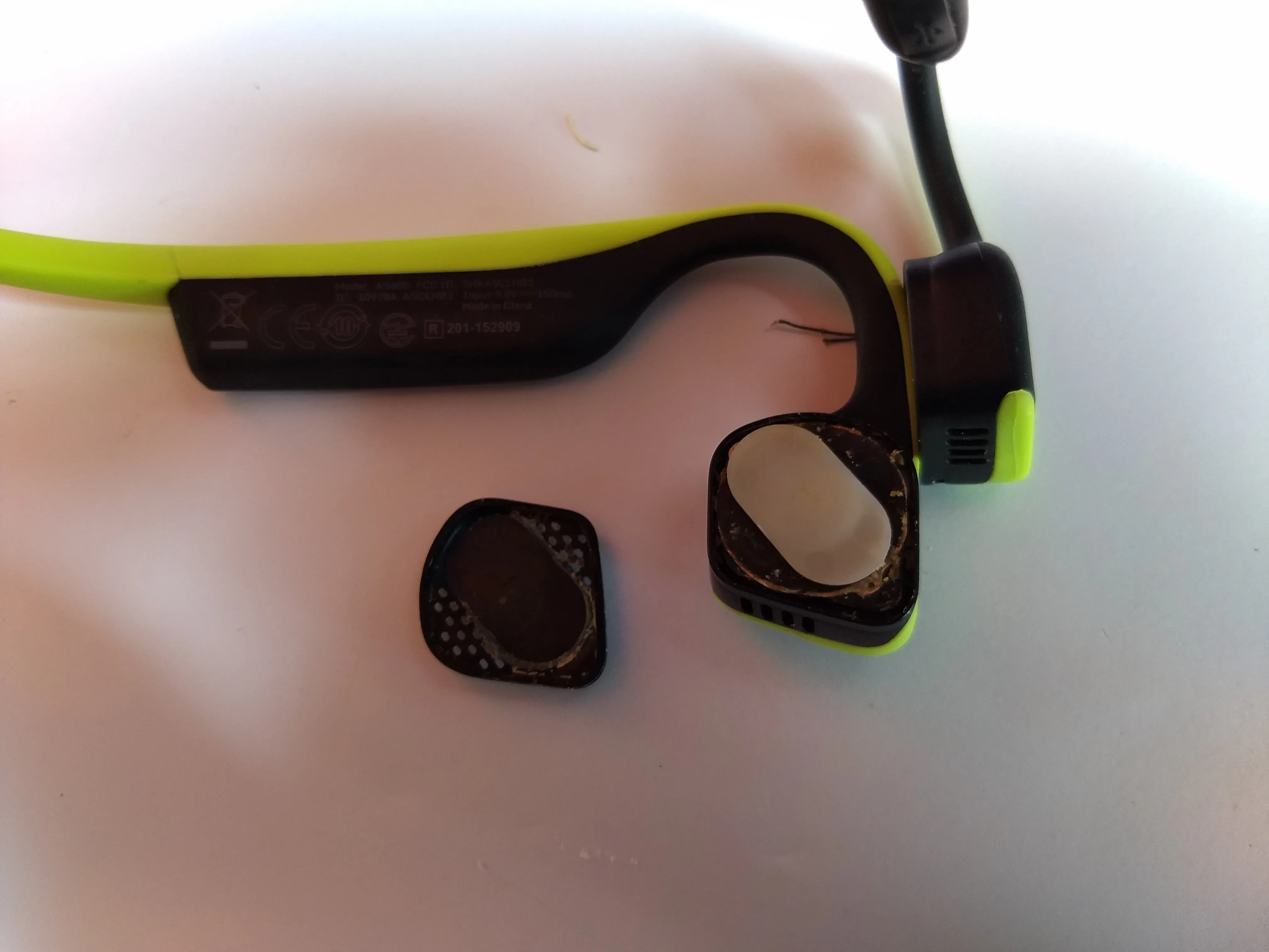 Aftershokz Trekz Titanium Teardown, левый наушник: шаг 5, изображение 1 из 3