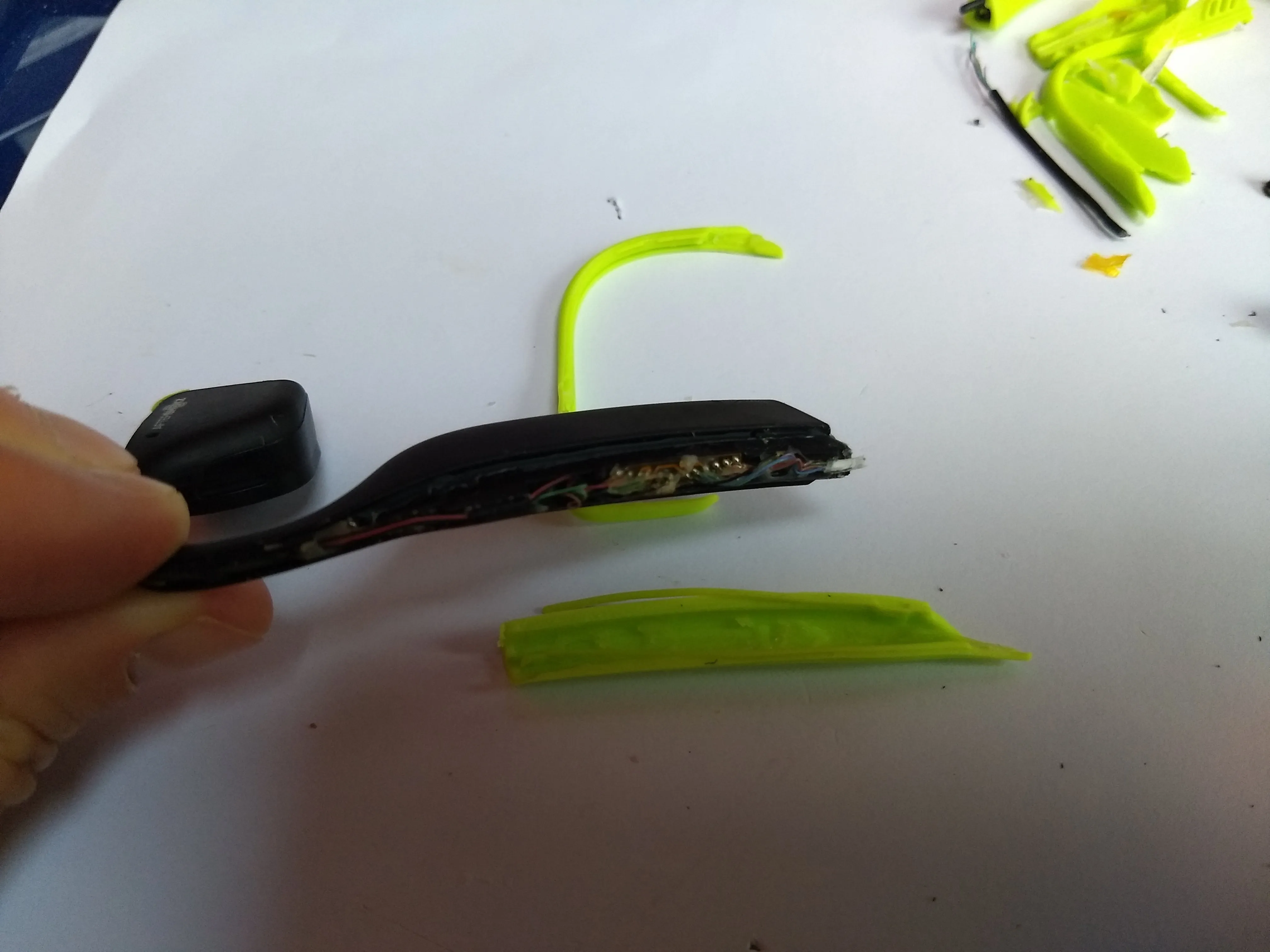 Aftershokz Trekz Titanium Teardown, внутренности правой части корпуса: шаг 11, изображение 1 из 2