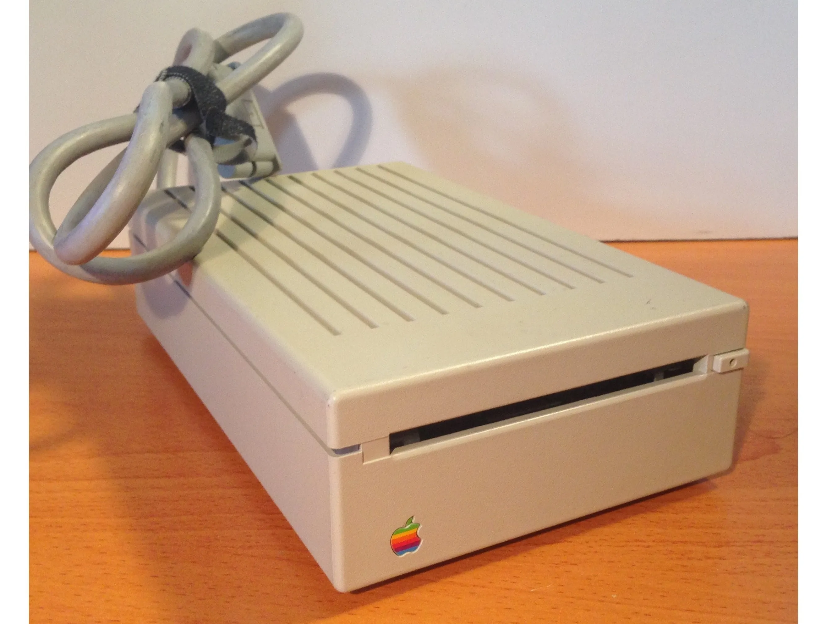 Разборка внешнего флоппи-дисковода Apple 3.5 Drive