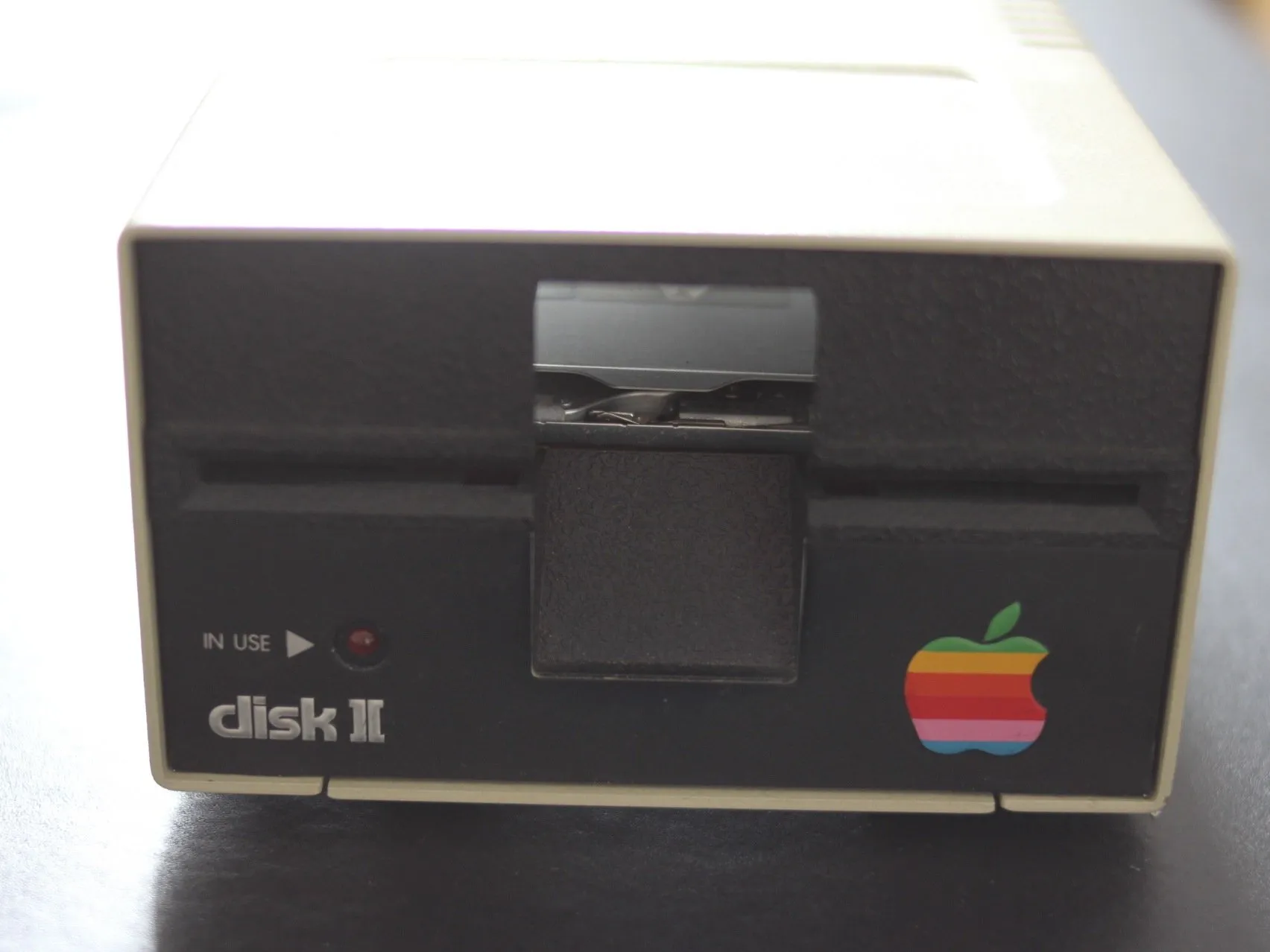 Разборка подсистемы гибких дисков Apple Disk II и преобразование оптического привода, новая передняя панель: шаг 26, изображение 1 из 1