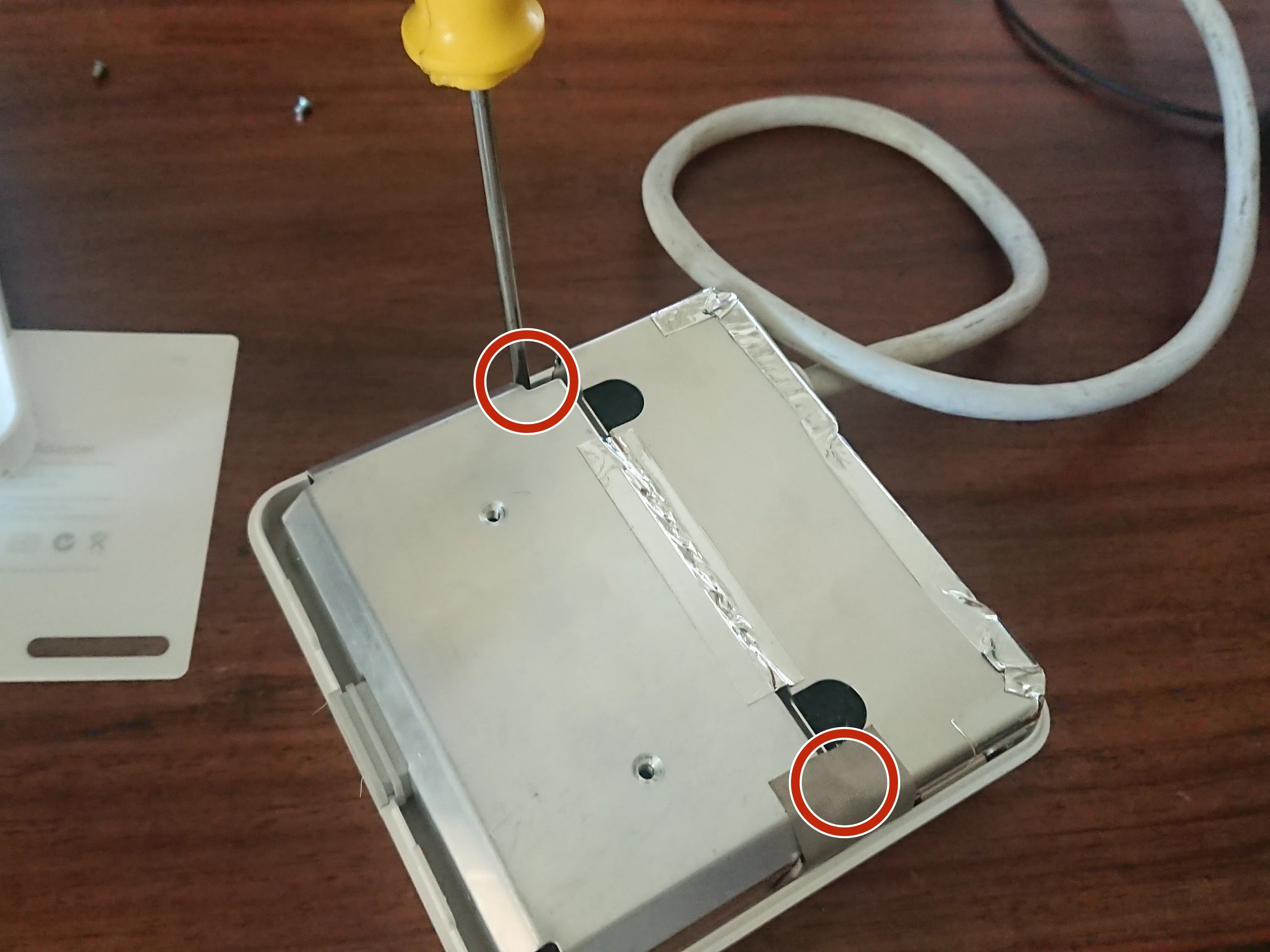 Apple DVI to ADC Adapter Teardown, снятие экранированного блока питания: шаг 3, изображение 1 из 3