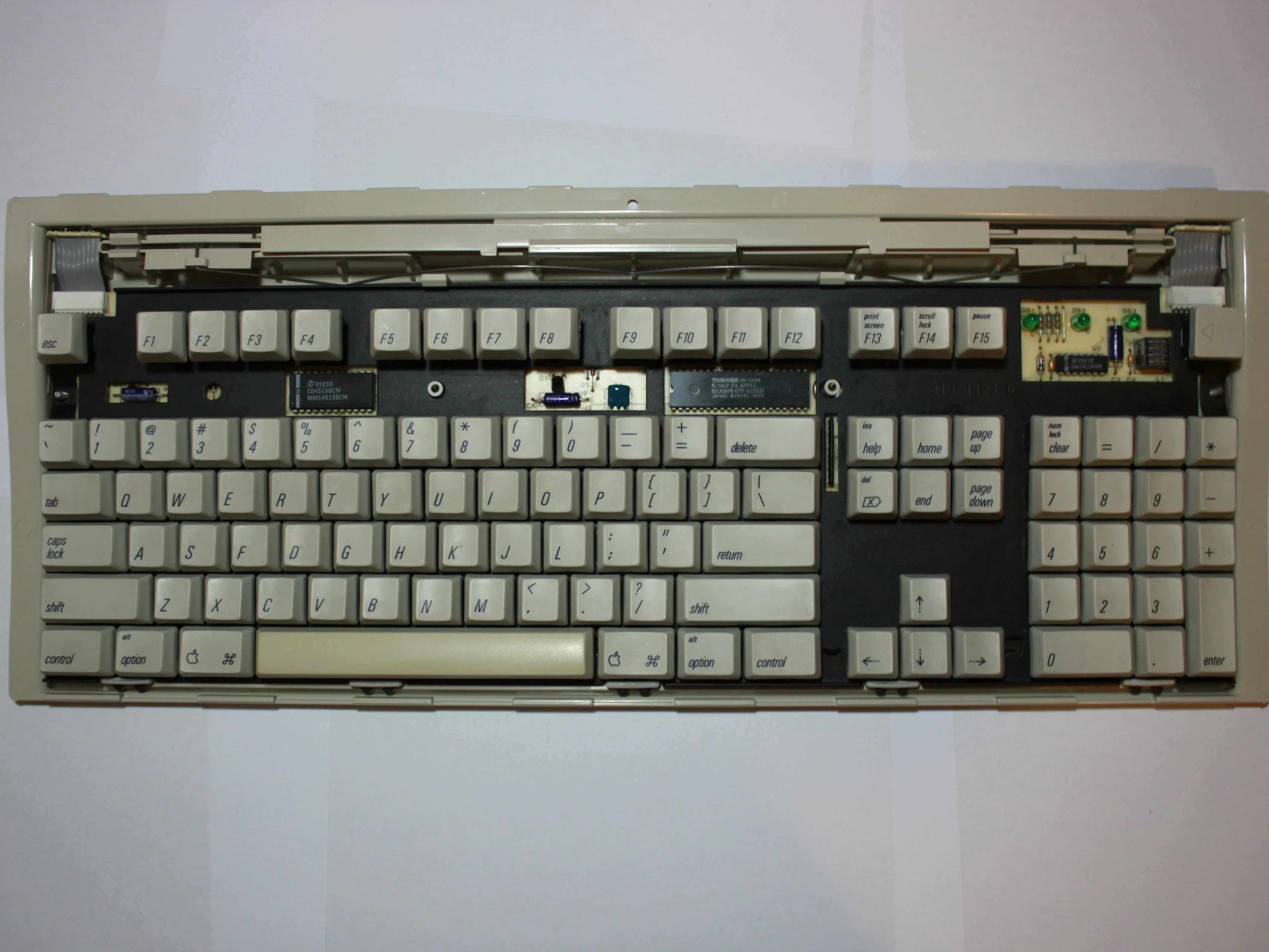 Apple Extended Keyboard II Teardown: шаг 4, изображение 2 из 3