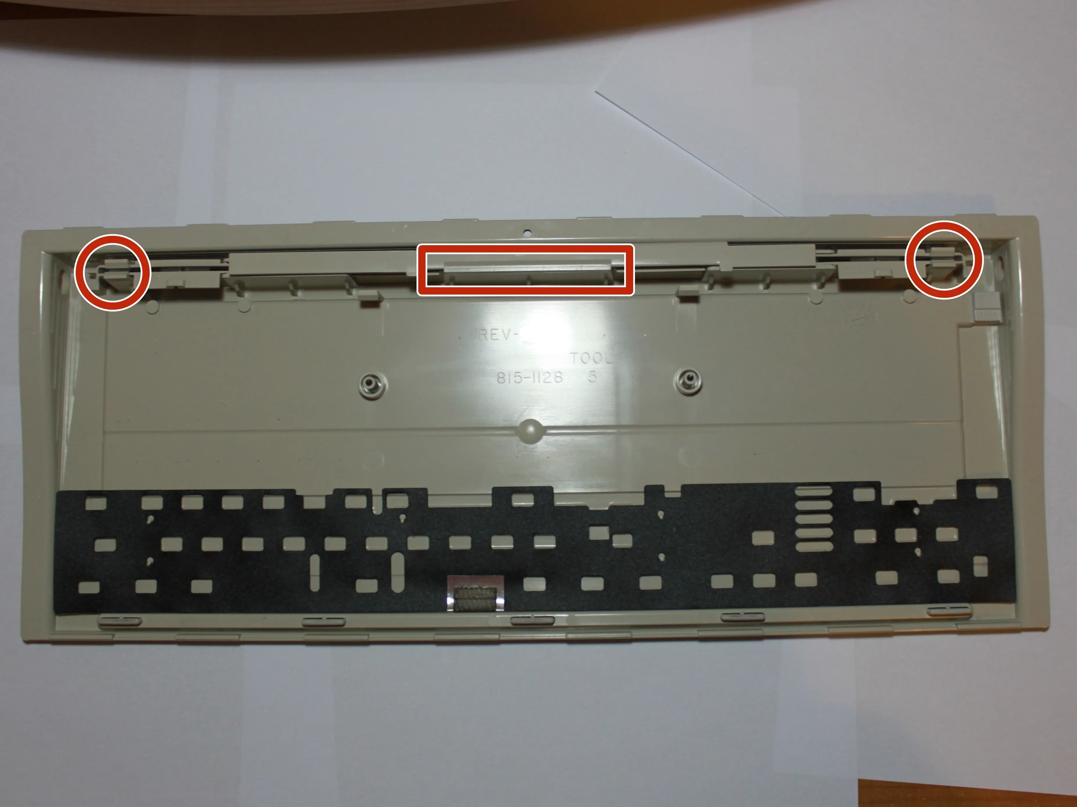 Apple Extended Keyboard II Teardown: шаг 8, изображение 2 из 3