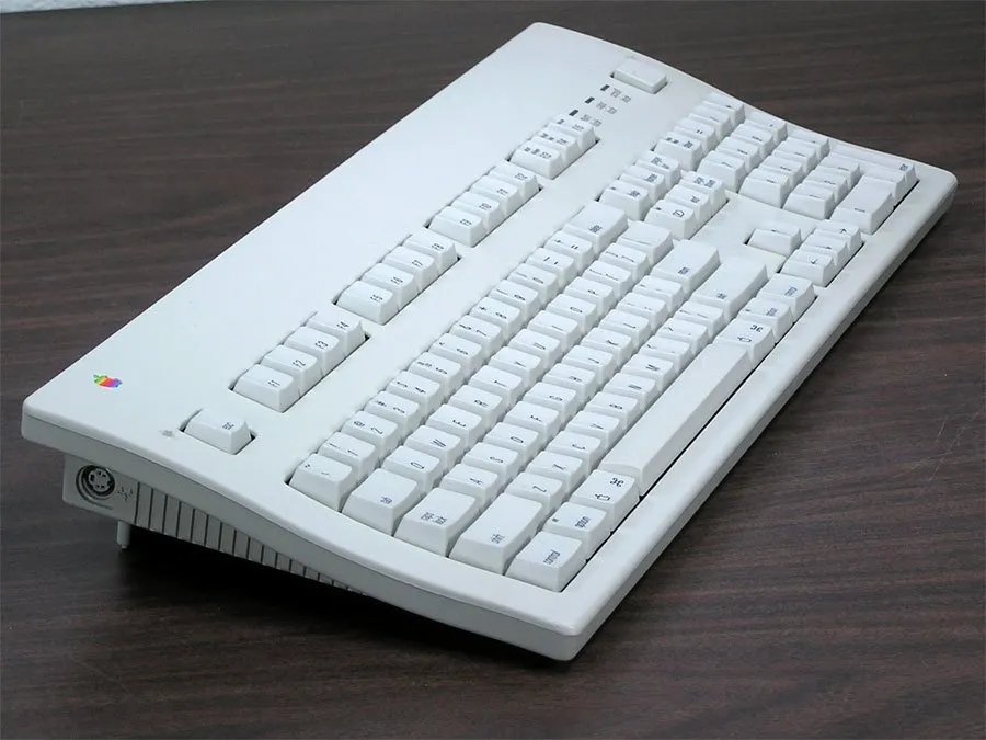 Apple Extended Keyboard II Teardown, Apple Extended Keyboard II: шаг 1, изображение 2 из 3