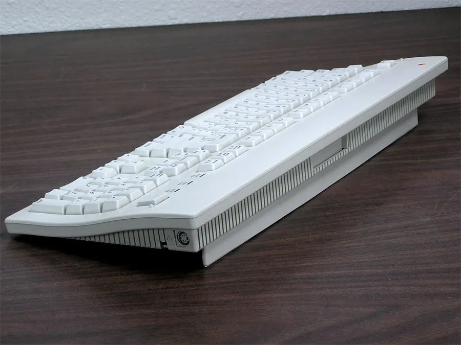 Apple Extended Keyboard II Teardown, Apple Extended Keyboard II: шаг 1, изображение 3 из 3