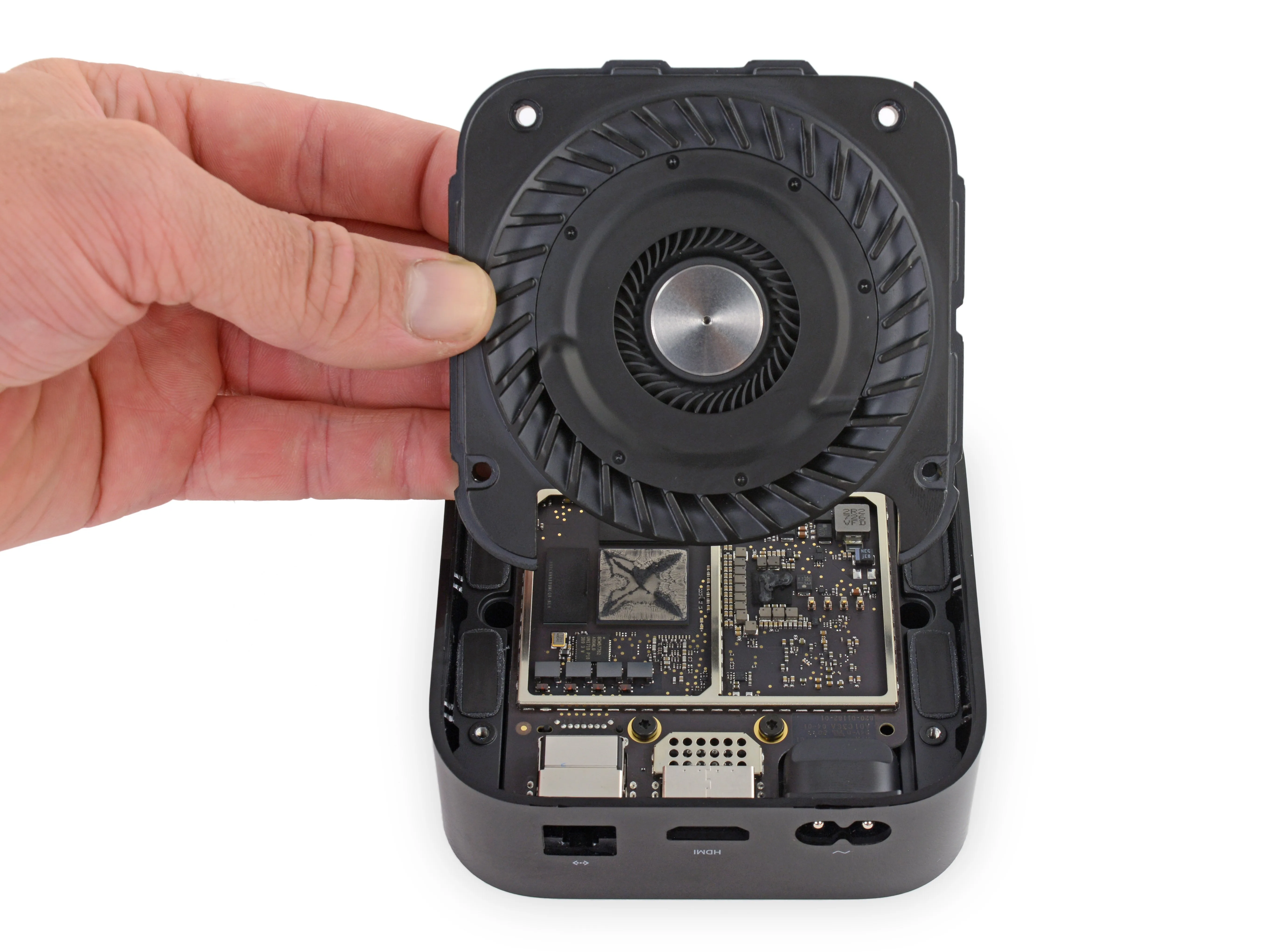 Apple TV 4K Teardown: шаг 5, изображение 2 из 3