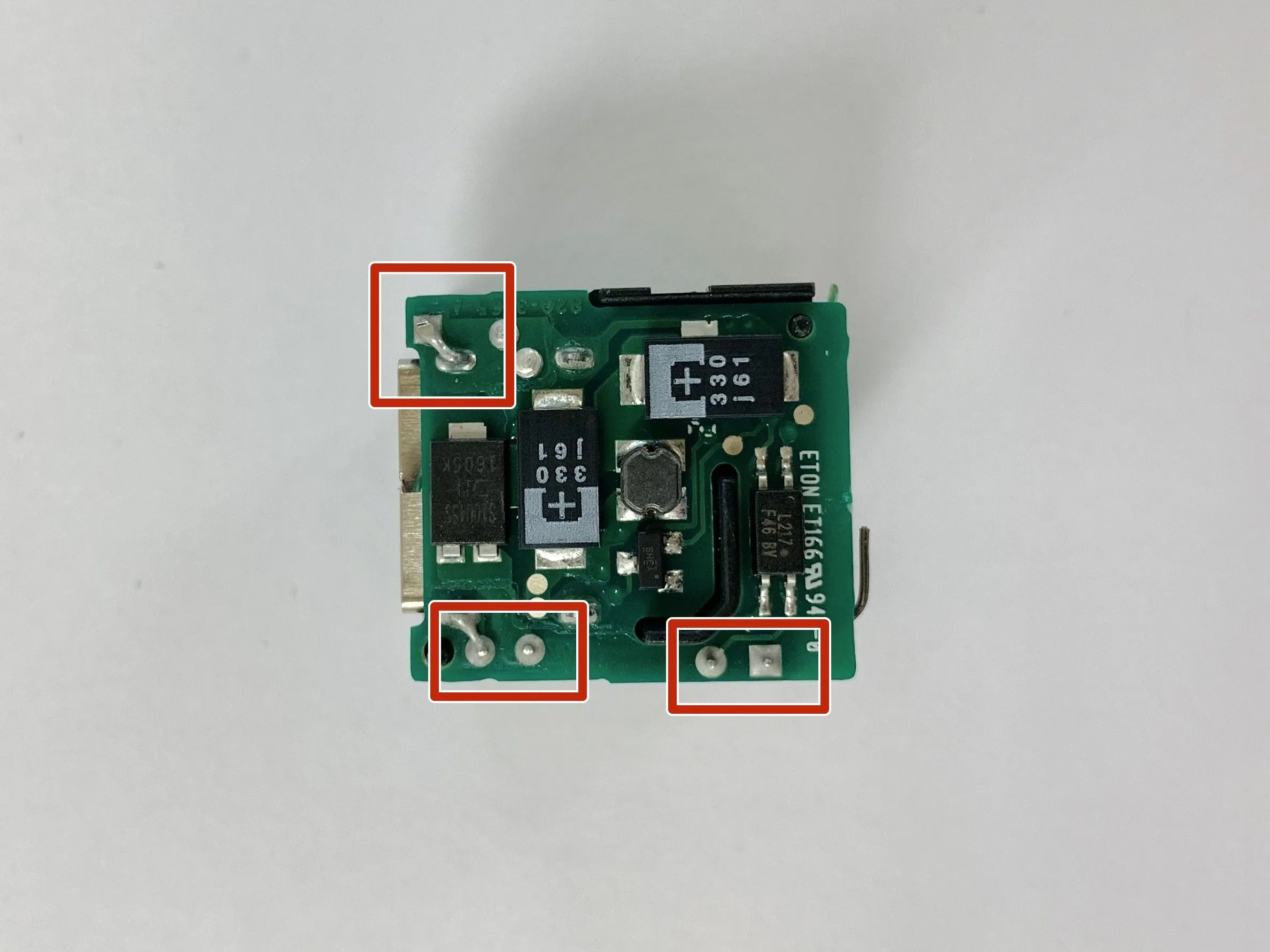 Разборка адаптера питания Apple USB, доступ к отдельным компонентам: шаг 4, изображение 2 из 3