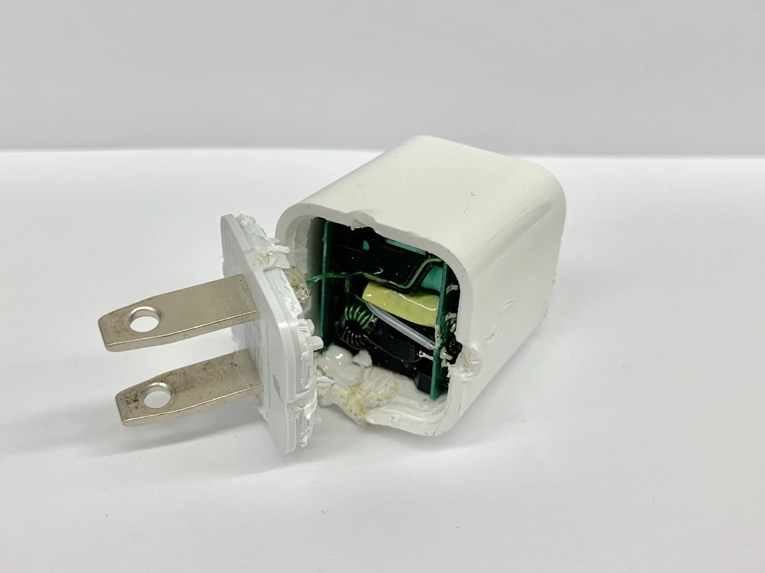 Apple USB Power Adapter Teardown, отделение панели ввода: шаг 1, изображение 2 из 3