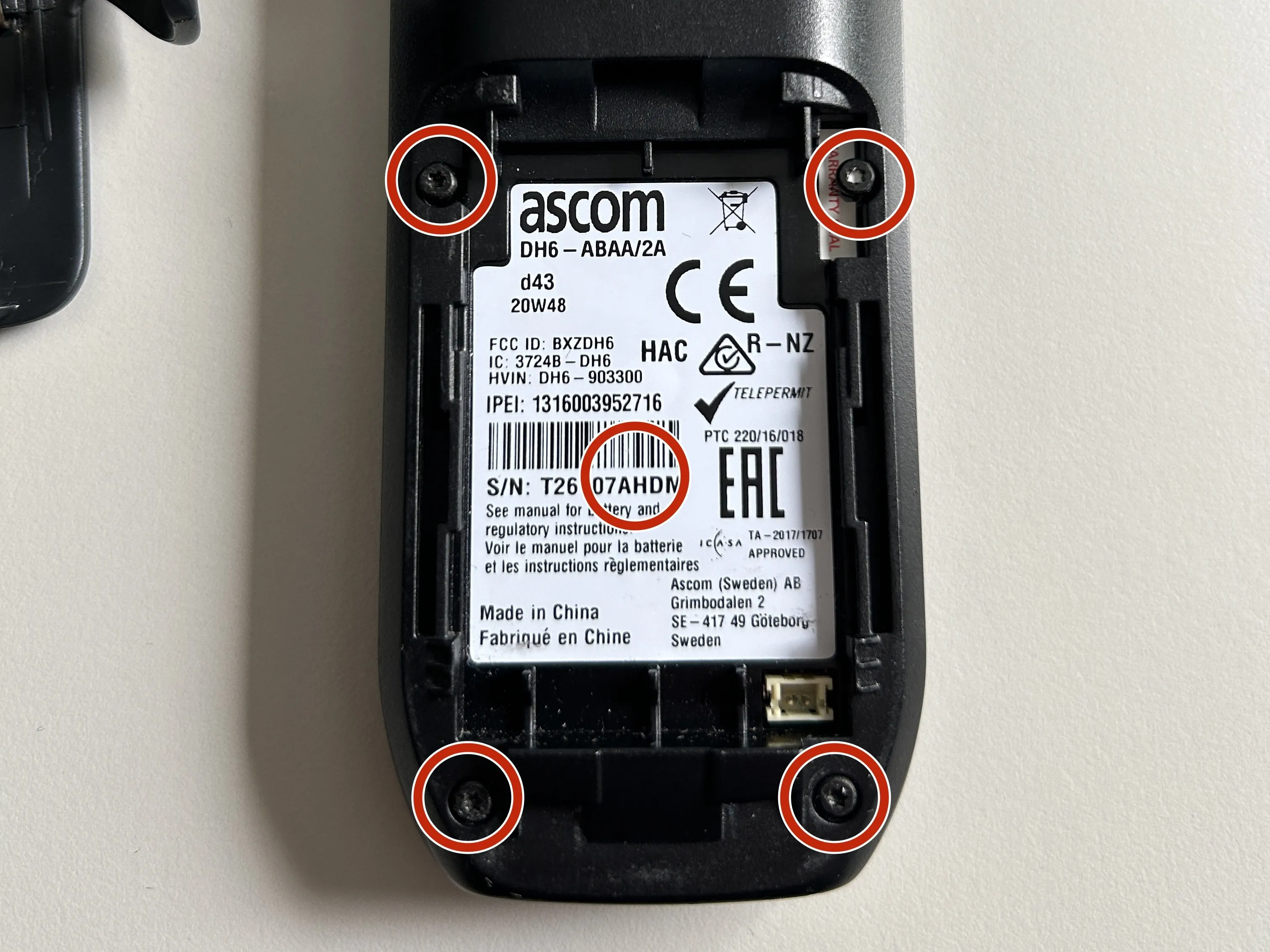 Разборка телефона Ascom d43 DECT, извлечение аккумулятора и винтов: шаг 2, изображение 2 из 3