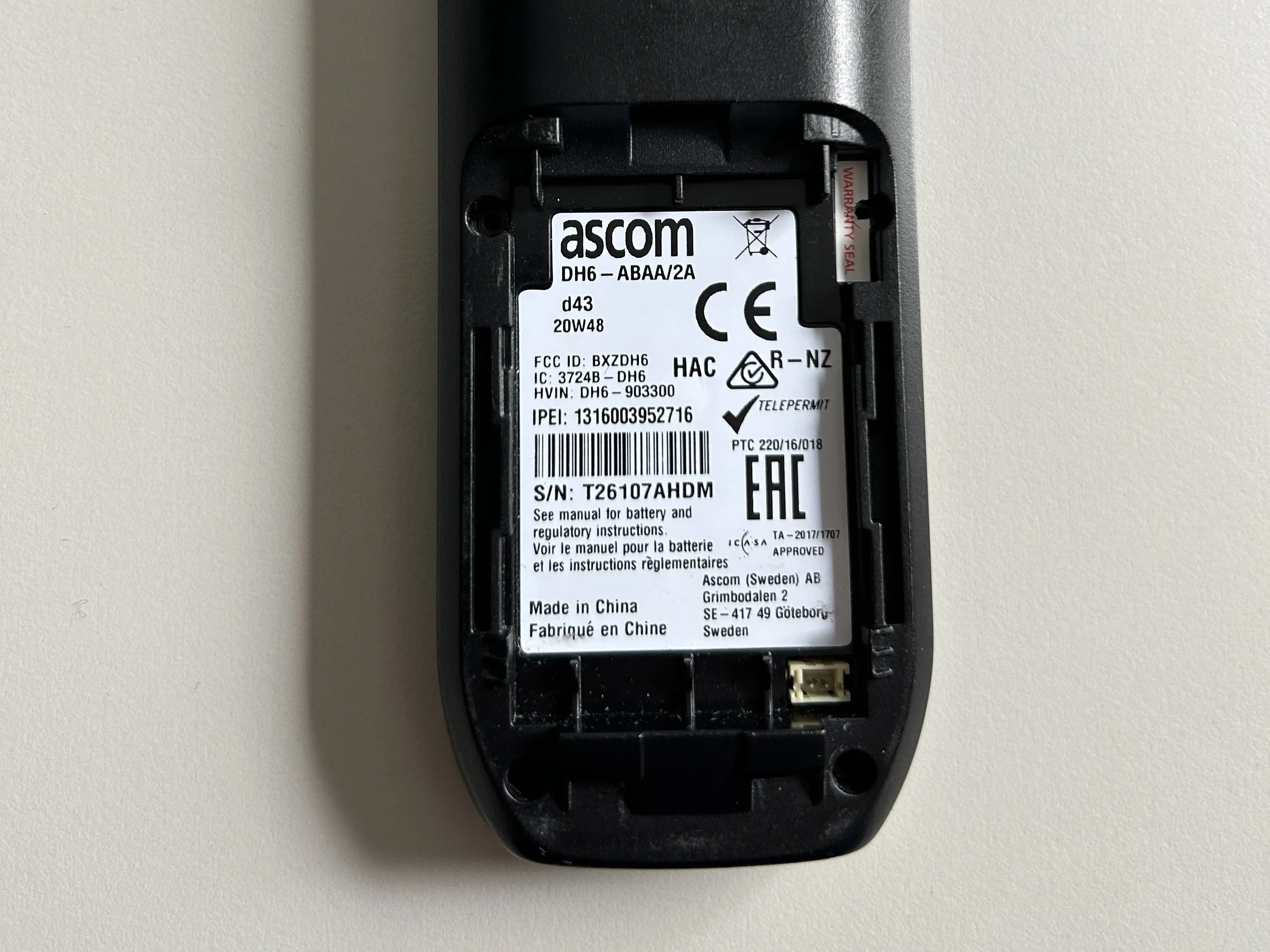 Разборка телефона Ascom d43 DECT, извлечение аккумулятора и винтов: шаг 2, изображение 3 из 3