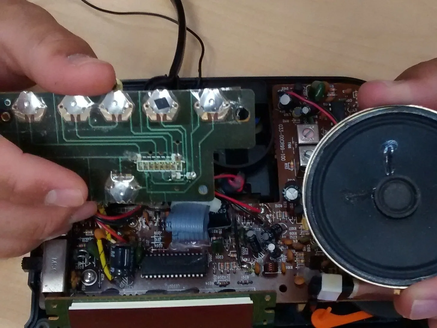 Audiophase AMFM Dual-Alarm Clock Radio Teardown (1999), наблюдение за экраном, динамиком и печатными платами: шаг 4, изображение 1 из 3