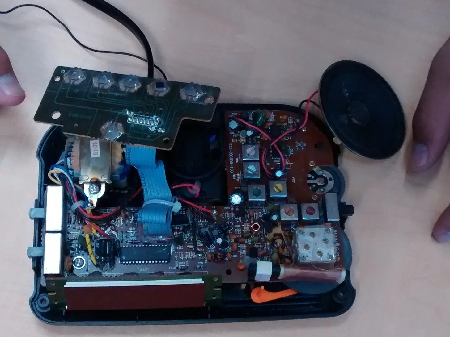 Audiophase AMFM Dual-Alarm Clock Radio Teardown (1999), наблюдение за экраном, динамиком и печатными платами: шаг 4, изображение 2 из 3