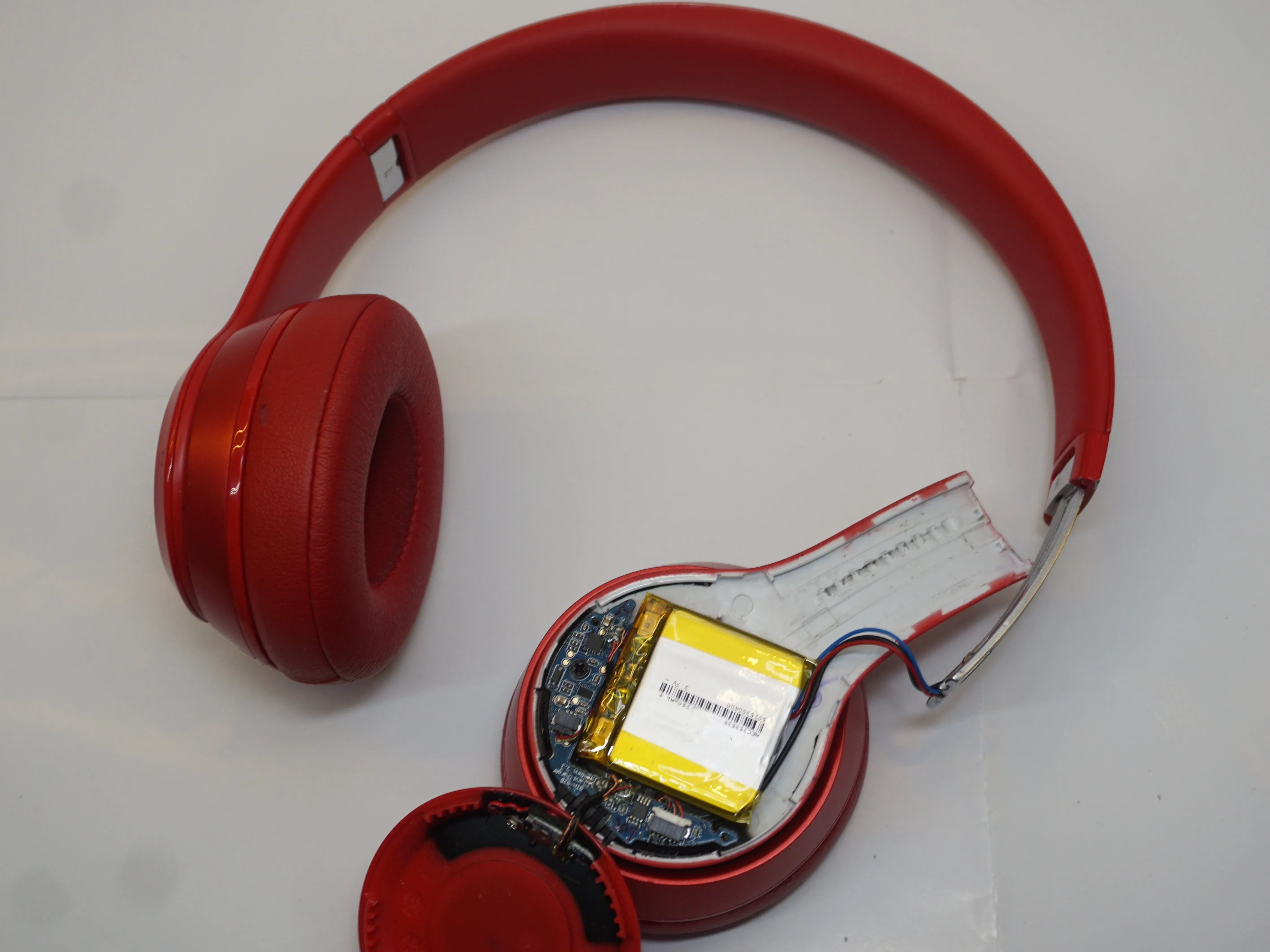 Beats Solo 2 Wireless Teardown, И мы в деле!: шаг 3, изображение 1 из 3