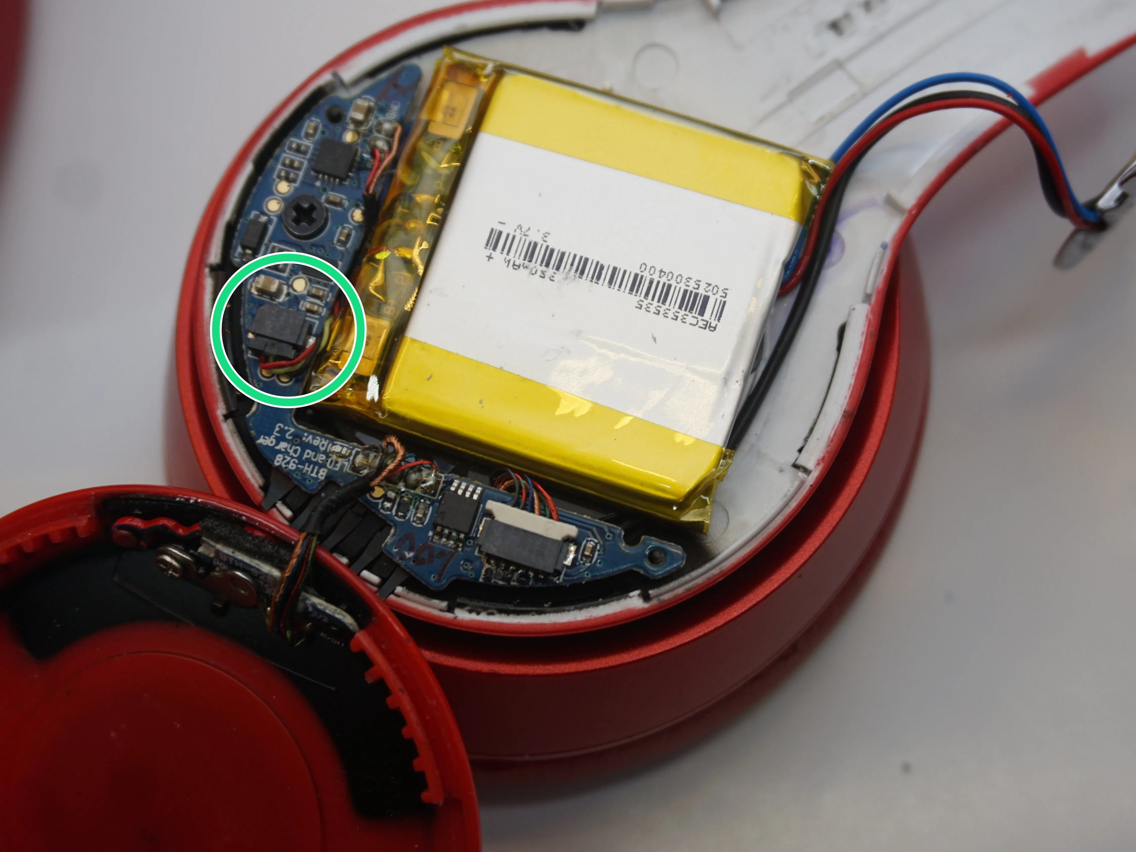 Beats Solo 2 Wireless Teardown, И мы внутри!: шаг 3, изображение 2 из 3