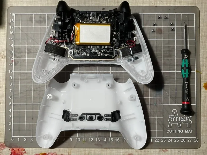 Binbok EVO Pro Controller Teardown, Поднимите заднюю крышку.: шаг 2, изображение 1 из 1