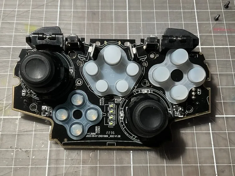 Binbok EVO Pro Controller Teardown, Вытащите силиконовые крышки кнопок.: шаг 6, изображение 1 из 2