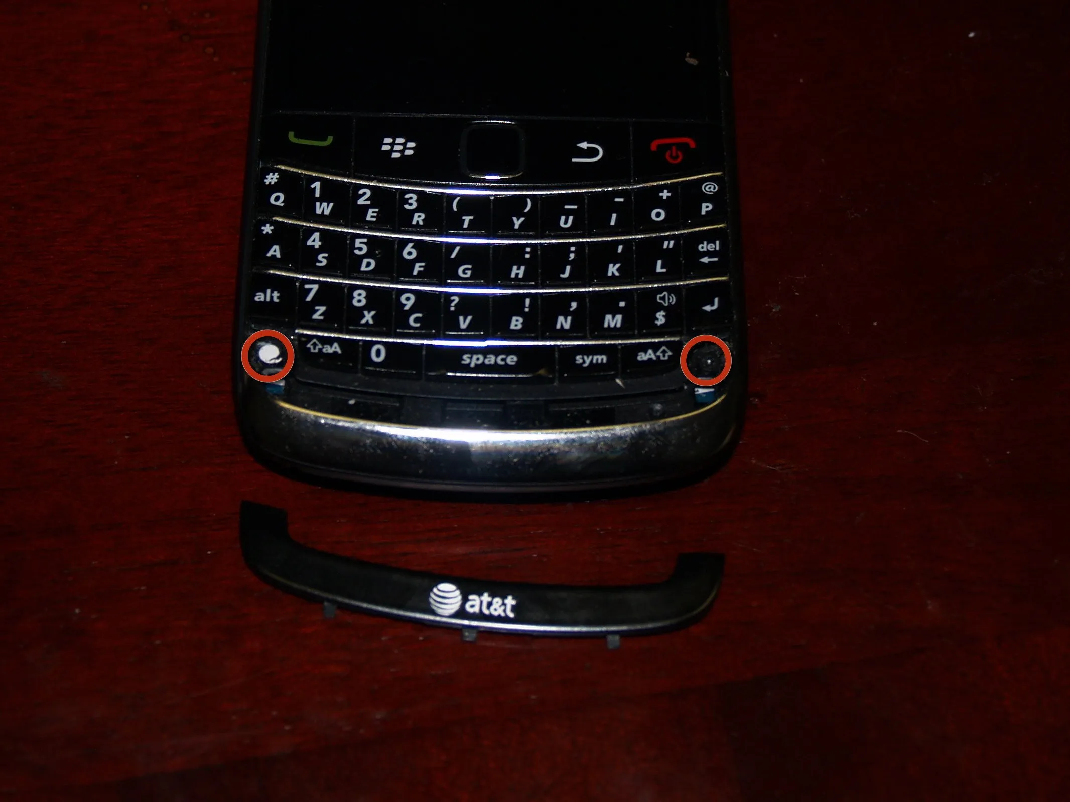 Разборка BlackBerry Bold 9700: шаг 5, изображение 1 из 3