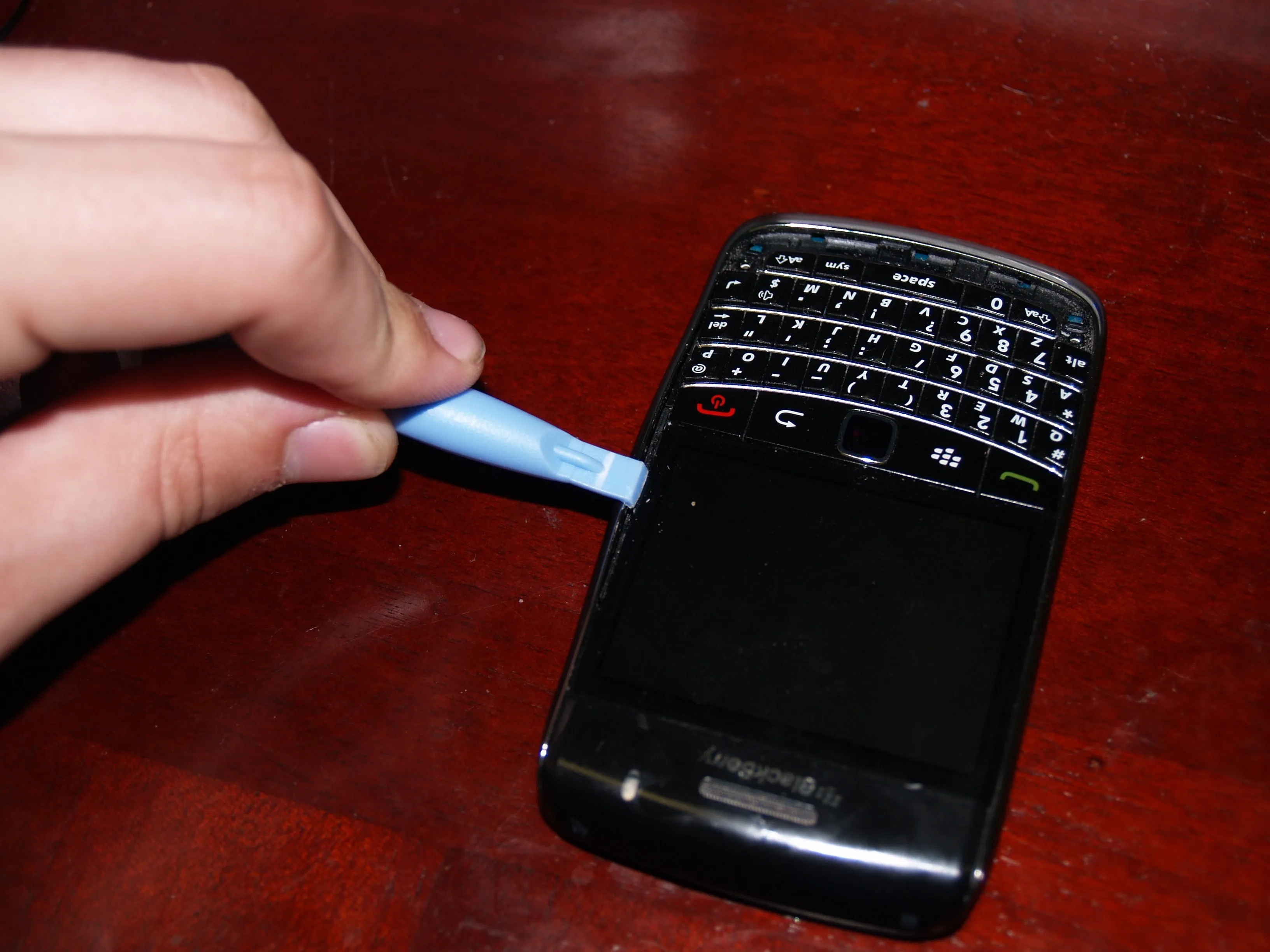 Разборка BlackBerry Bold 9700: шаг 6, изображение 1 из 3