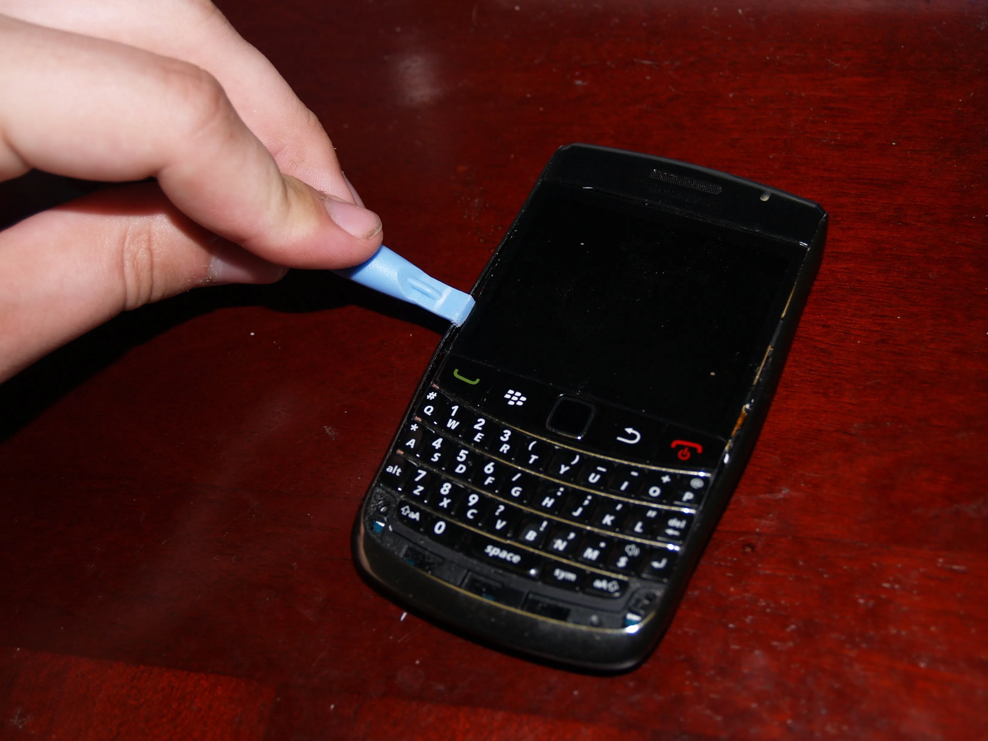 Разборка BlackBerry Bold 9700: шаг 6, изображение 2 из 3