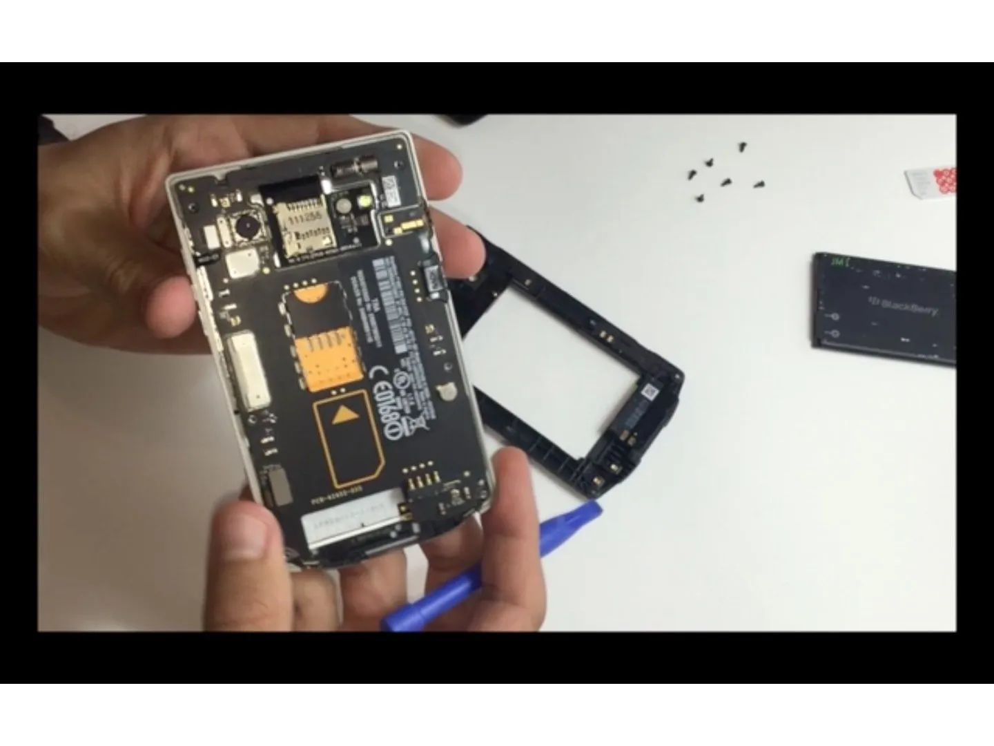 BlackBerry porsche design P'9981 Teardown: step 4, image 2 of 3