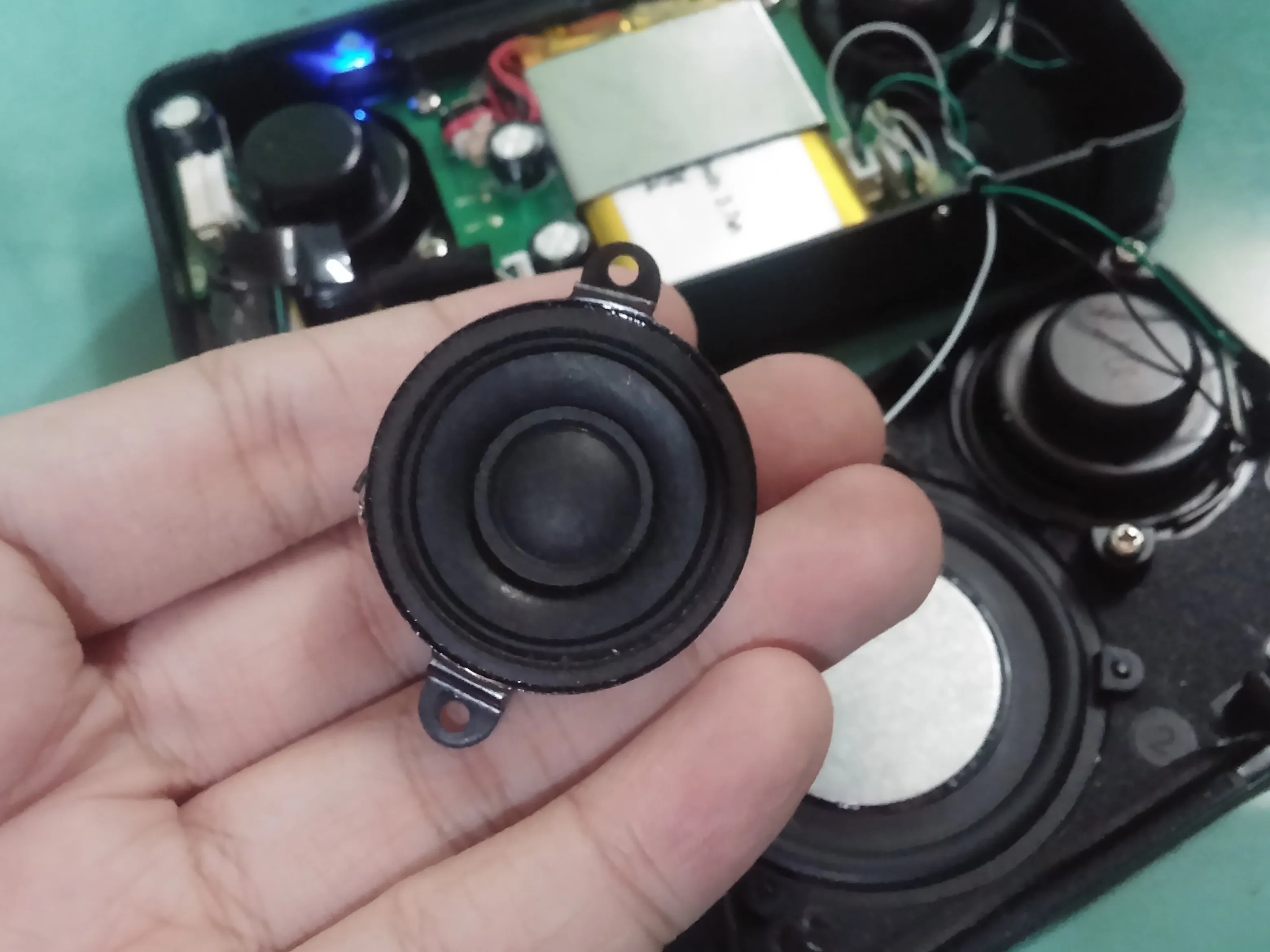 Карманная колонка Boomphones Pocket Speaker Teardown, динамики: шаг 4, изображение 2 из 2