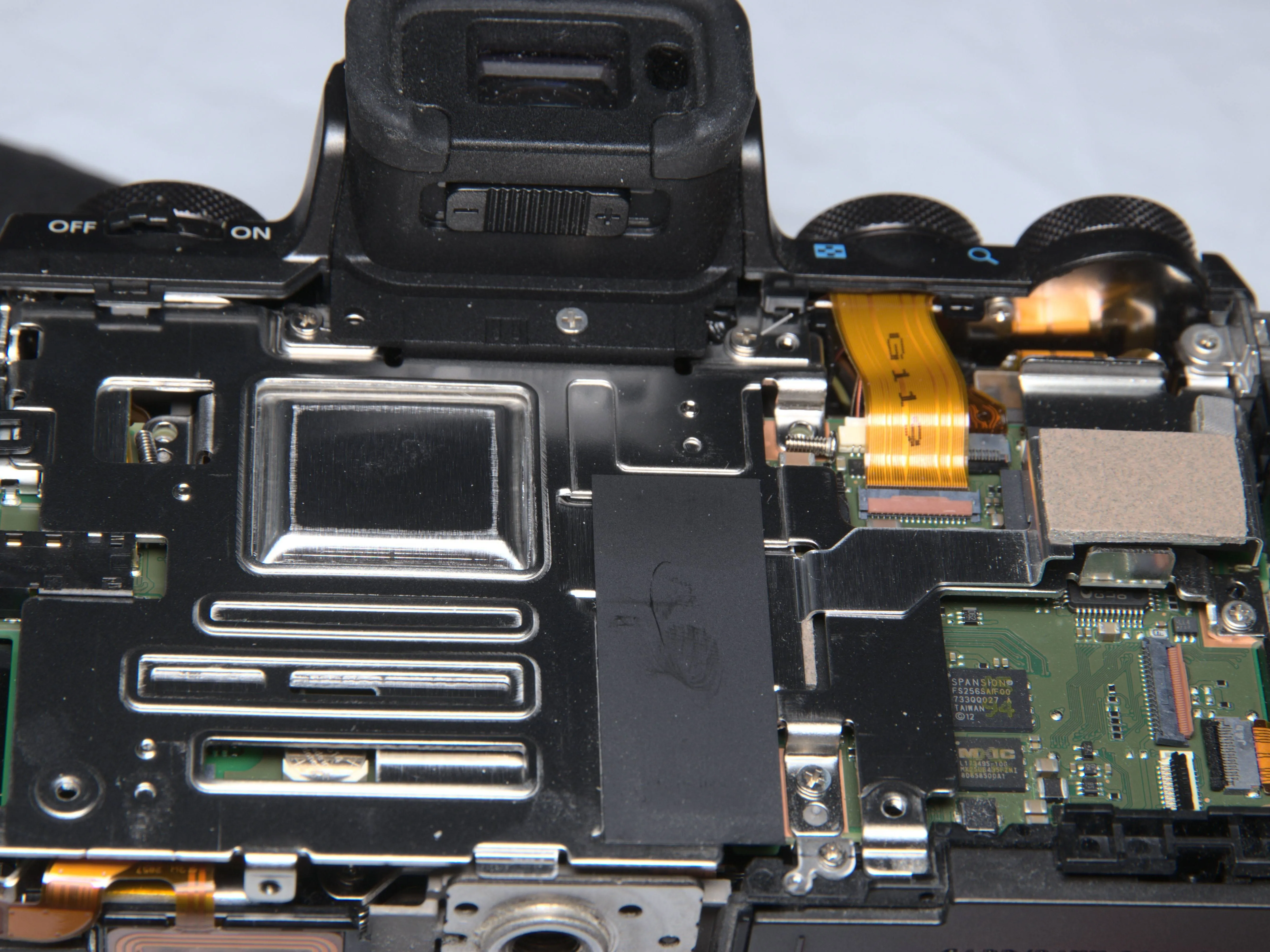 Canon EOS M5 Teardown, Внутри камеры, задняя панель: шаг 9, изображение 1 из 1