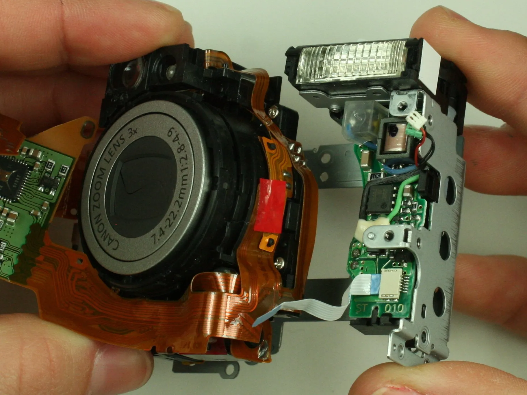 Canon PowerShot S400 Teardown, Canon PowerShot S400 Teardown: шаг 16, изображение 1 из 2