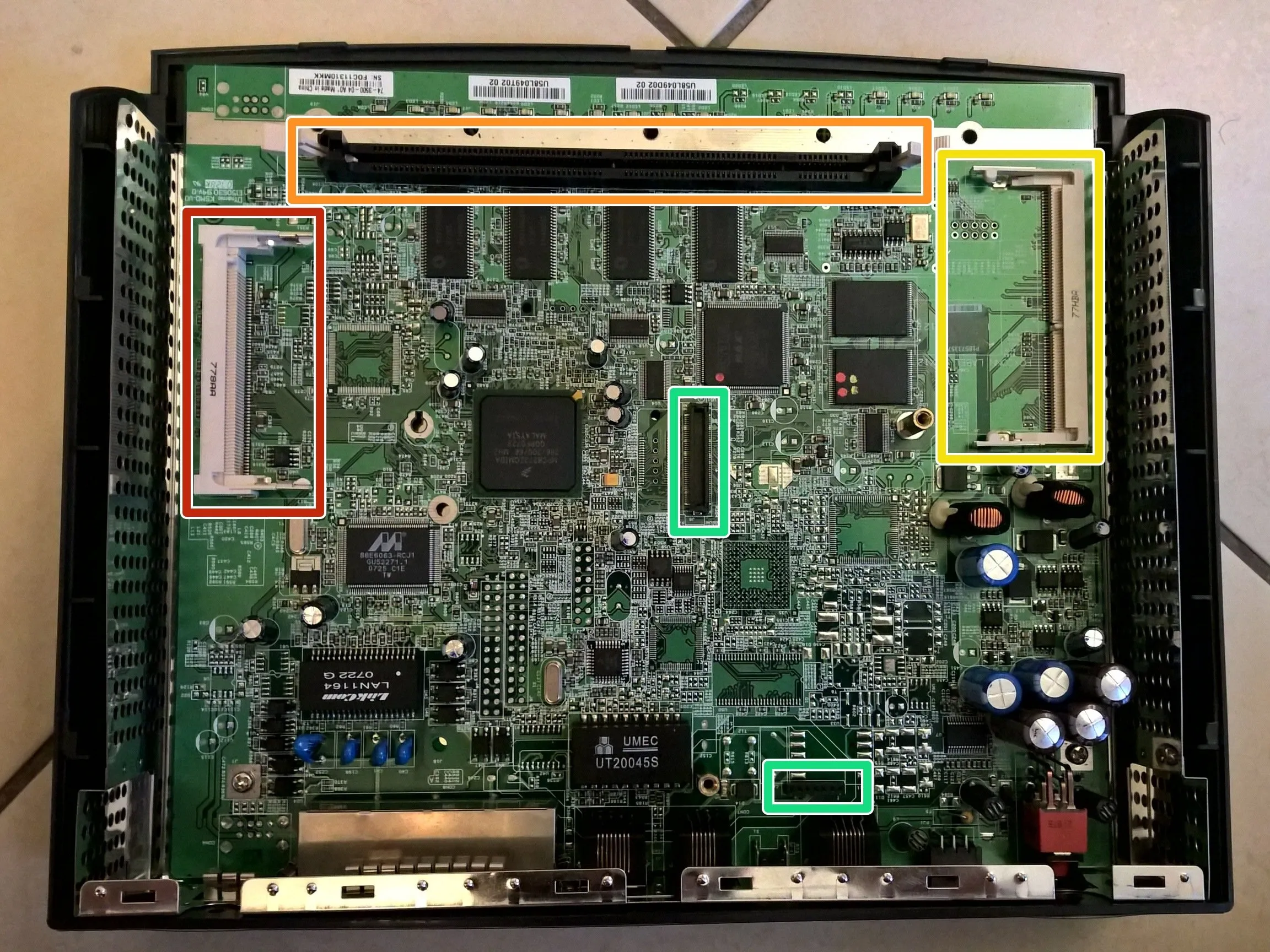 Cisco 878 Integrated Services Router Teardown, слоты расширения материнской платы: шаг 11, изображение 1 из 1