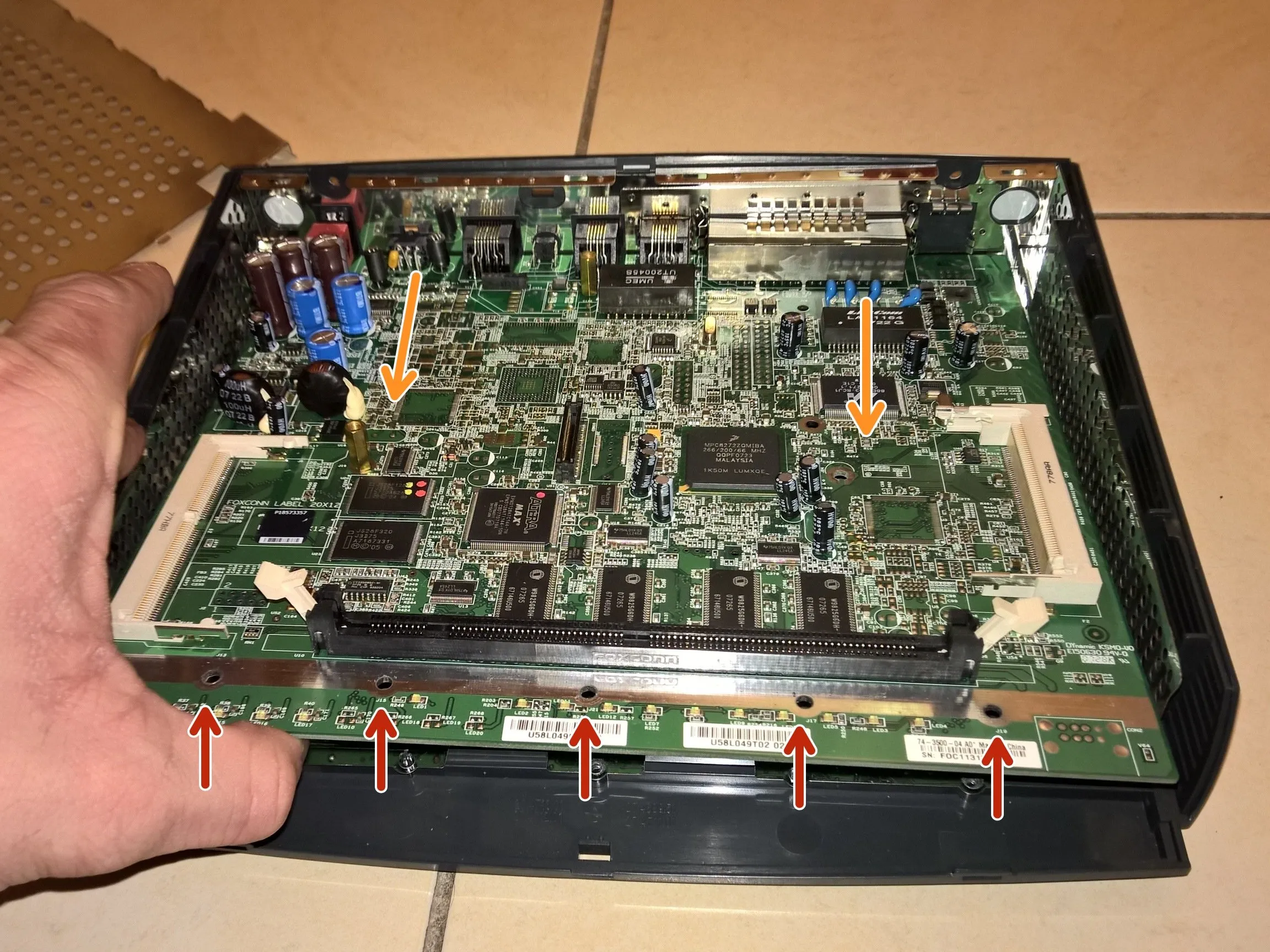 Cisco 878 Integrated Services Router Teardown, извлечение материнской платы из корпуса: шаг 9, изображение 1 из 3