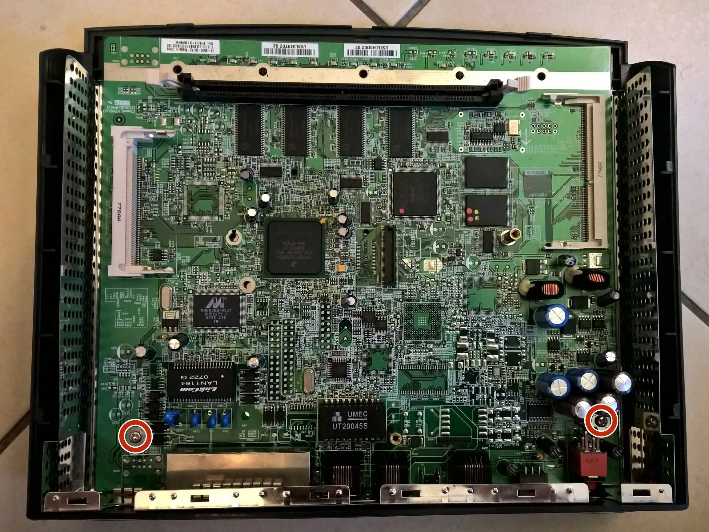 Cisco 878 Integrated Services Router Teardown, удаление винтов, удерживающих материнскую плату: шаг 8, изображение 1 из 1