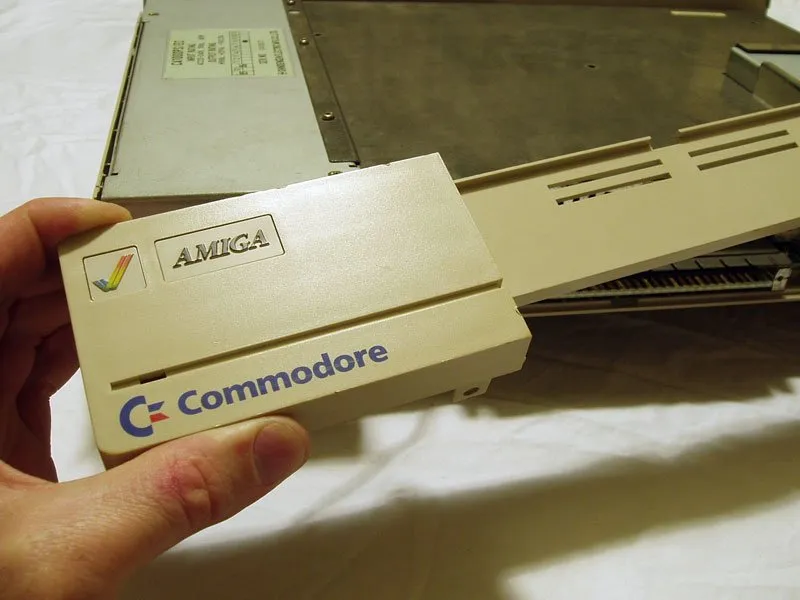 Разборка Commodore Amiga 1000: шаг 2, изображение 2 из 3