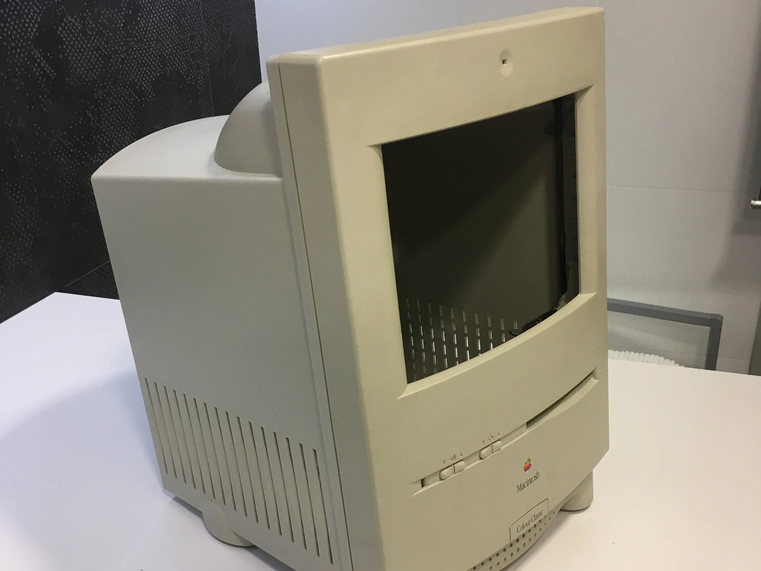 Полностью обновлённый Macintosh Color Classic к своему 25-летию (внутри Mac Mini): шаг 2, изображение 1 из 1