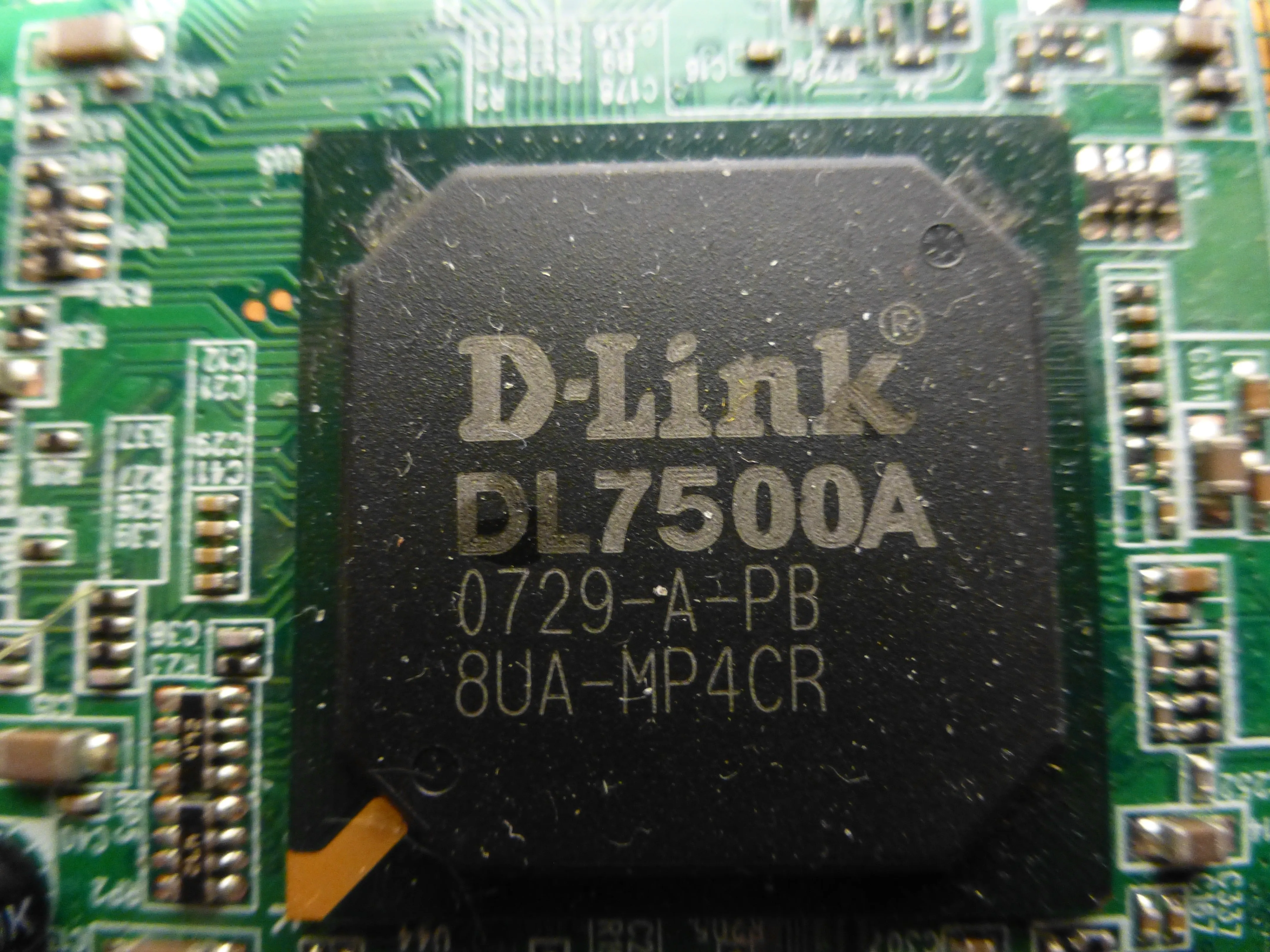 Разбор D-link DI-524, микросхемы: шаг 4, изображение 1 из 3