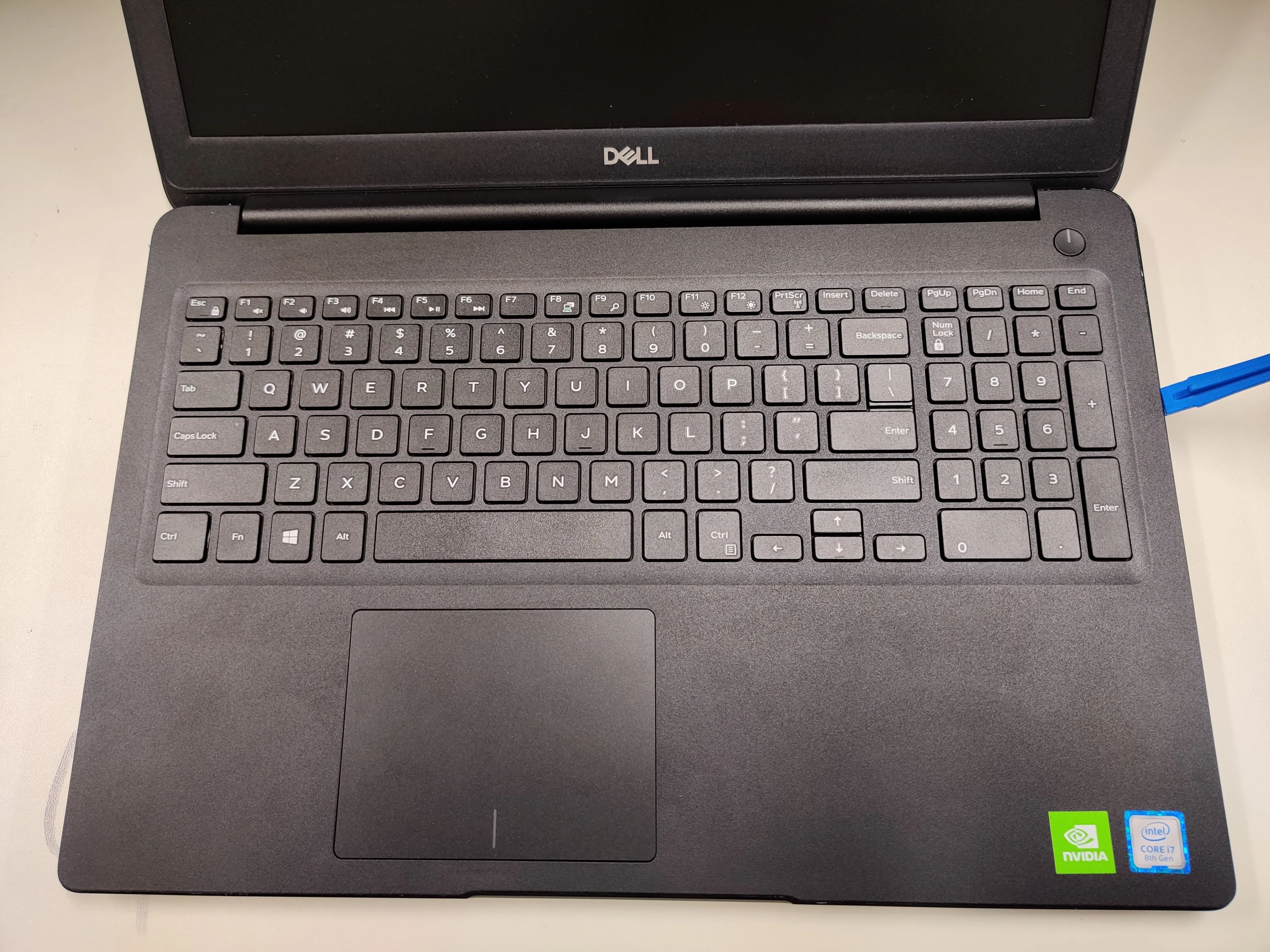 Dell latitude 3500 разборка, снять нижнюю крышку: шаг 1, изображение 2 из 2