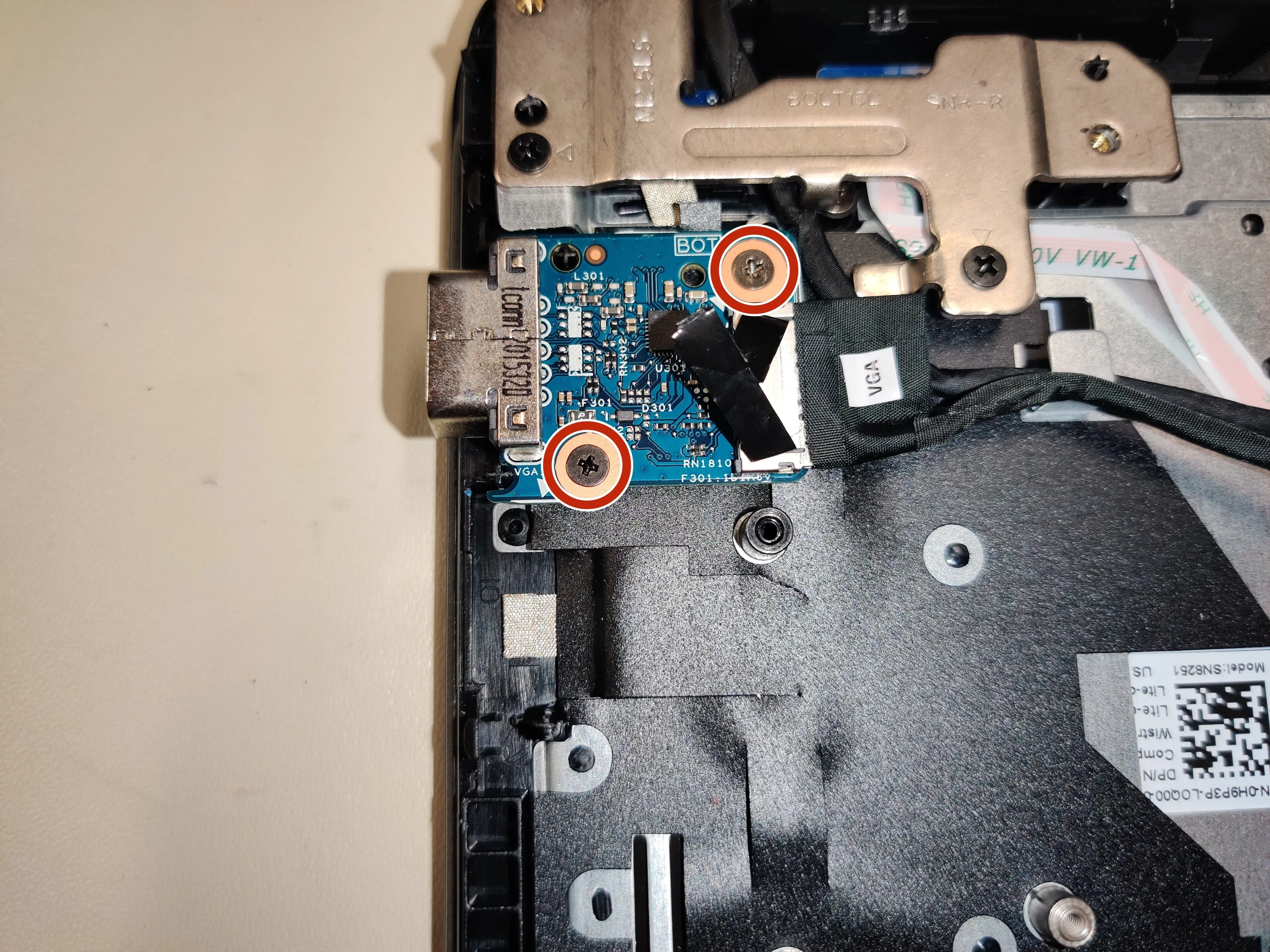 Dell latitude 3500 Teardown, извлечение платы VGA: шаг 7, изображение 1 из 2