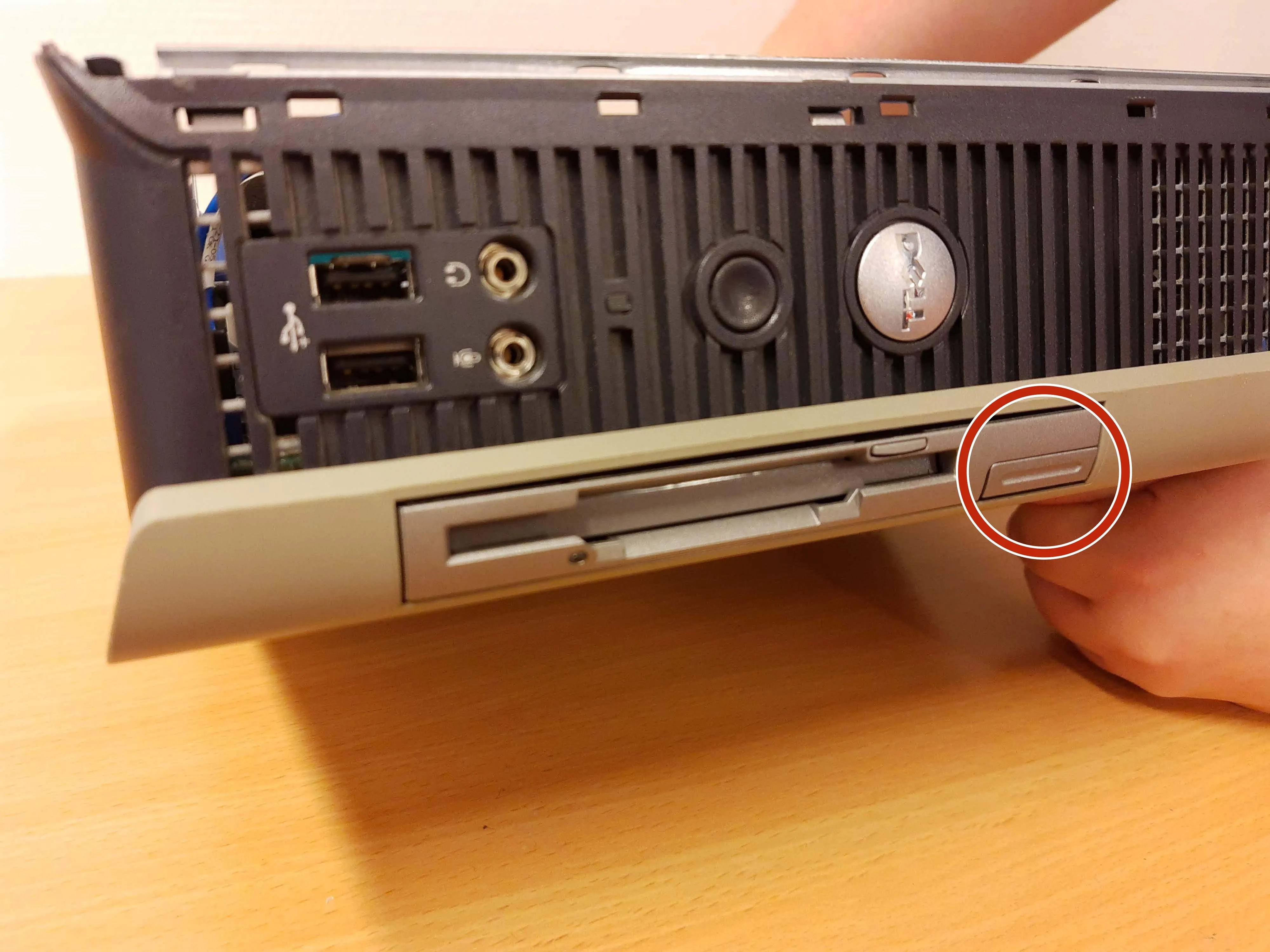 Dell Optiplex GX620 Teardown, извлечение флоппи-дисковода: шаг 2, изображение 1 из 2