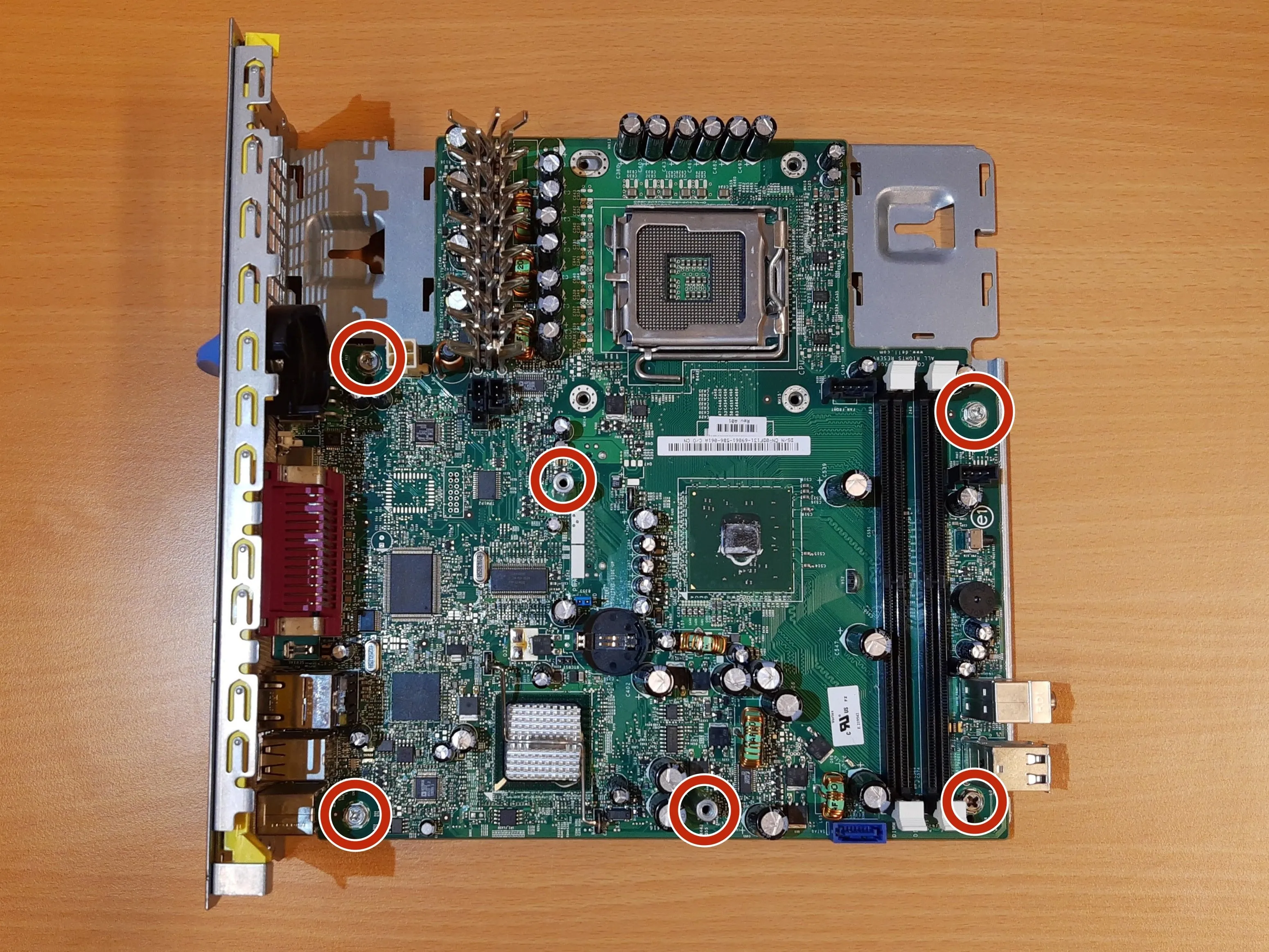 Dell Optiplex GX620 Teardown, извлечение материнской платы из лотка материнской платы: шаг 15, изображение 1 из 3