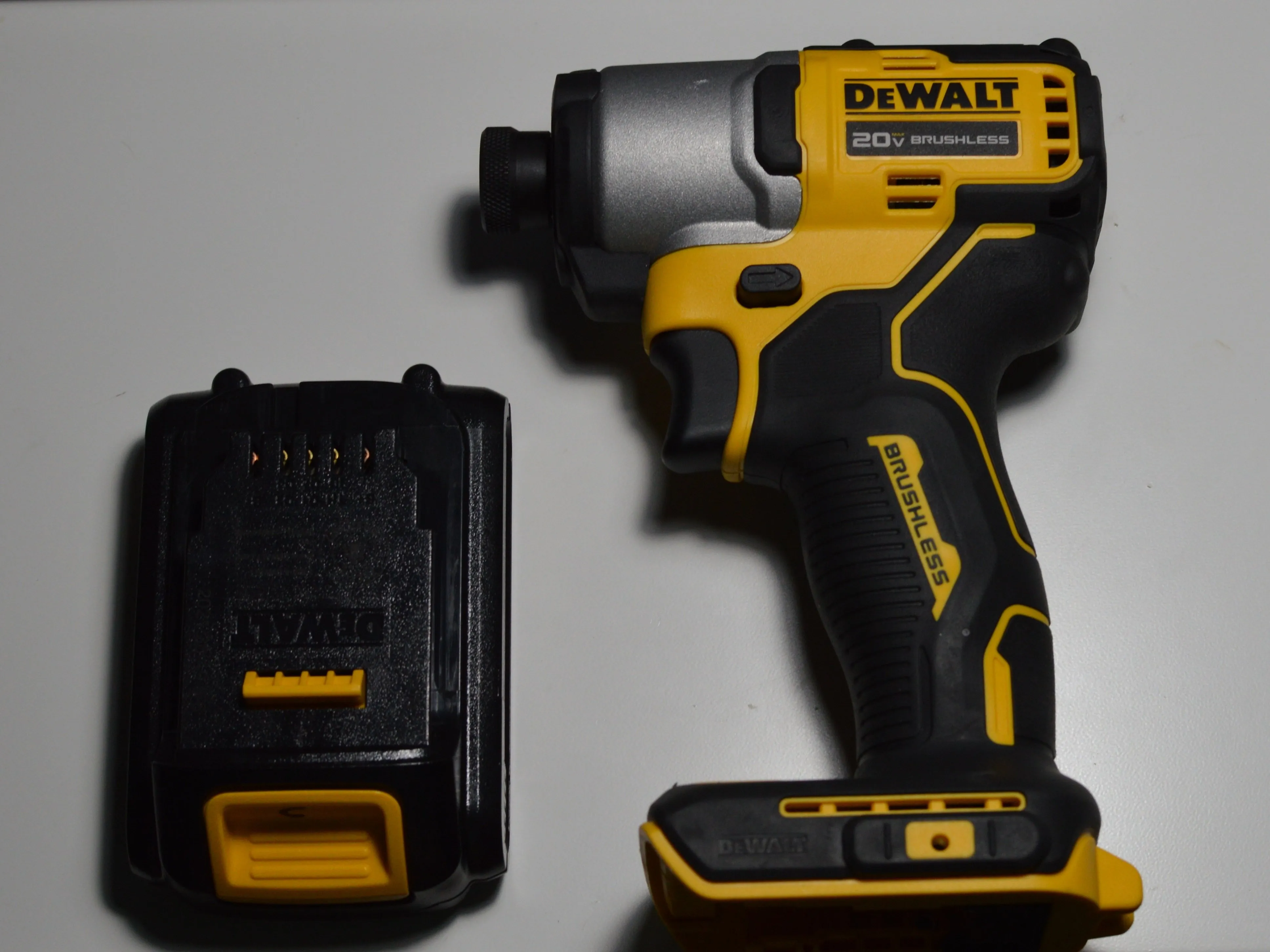 Ударная дрель Dewalt DCF840 разборка, комплектный инструмент и аккумулятор: шаг 1, изображение 2 из 2