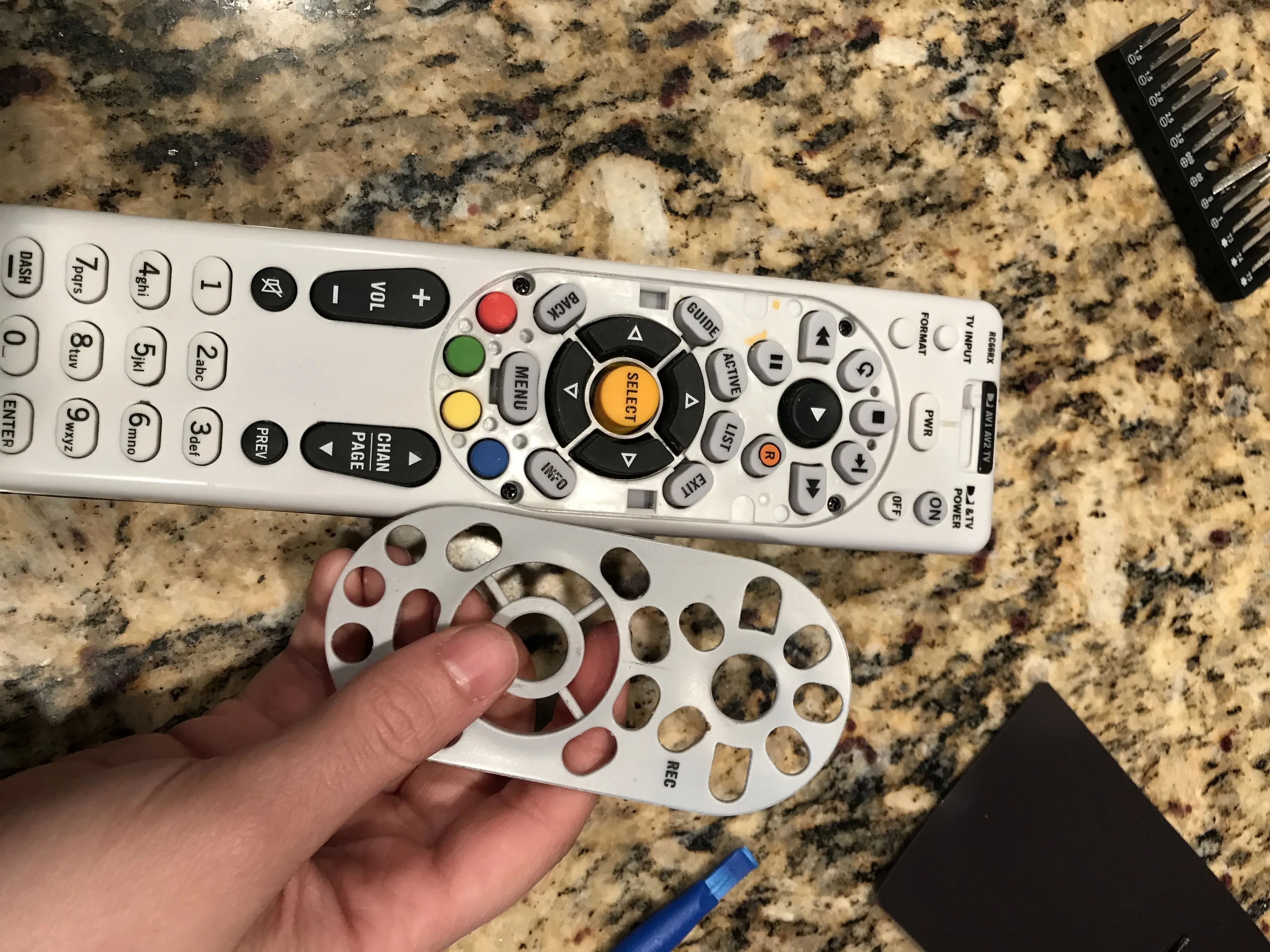 Directv Remote Teardown, Pop off: шаг 2, изображение 2 из 2