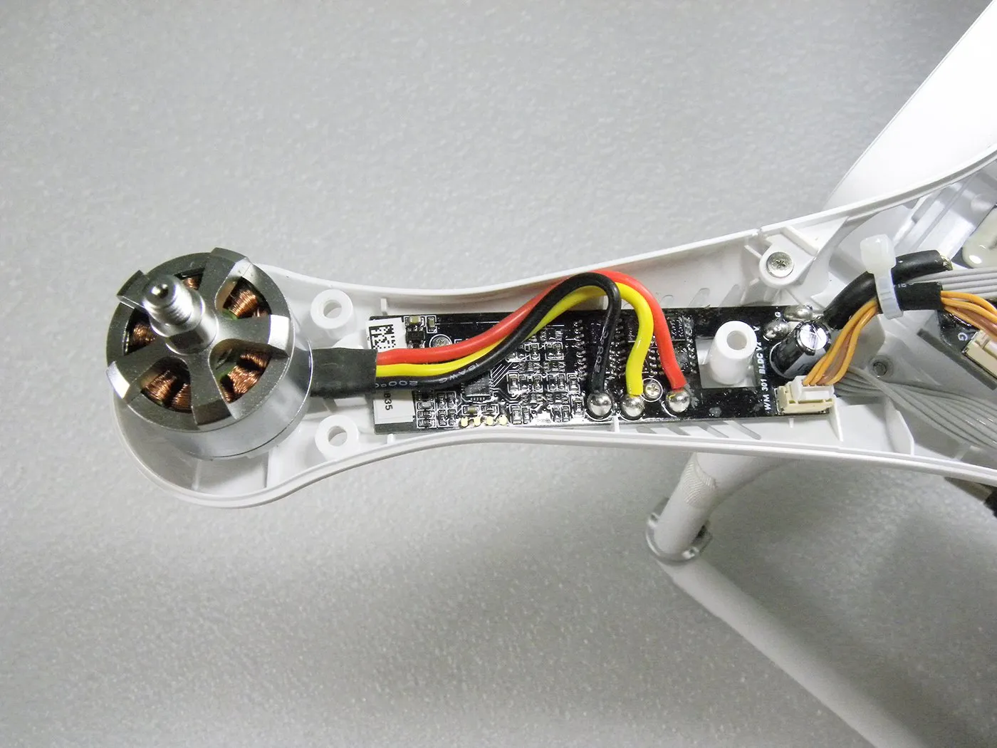 DJI Phantom 2 Teardown, ESC - электронный регулятор скорости: шаг 2, изображение 1 из 3