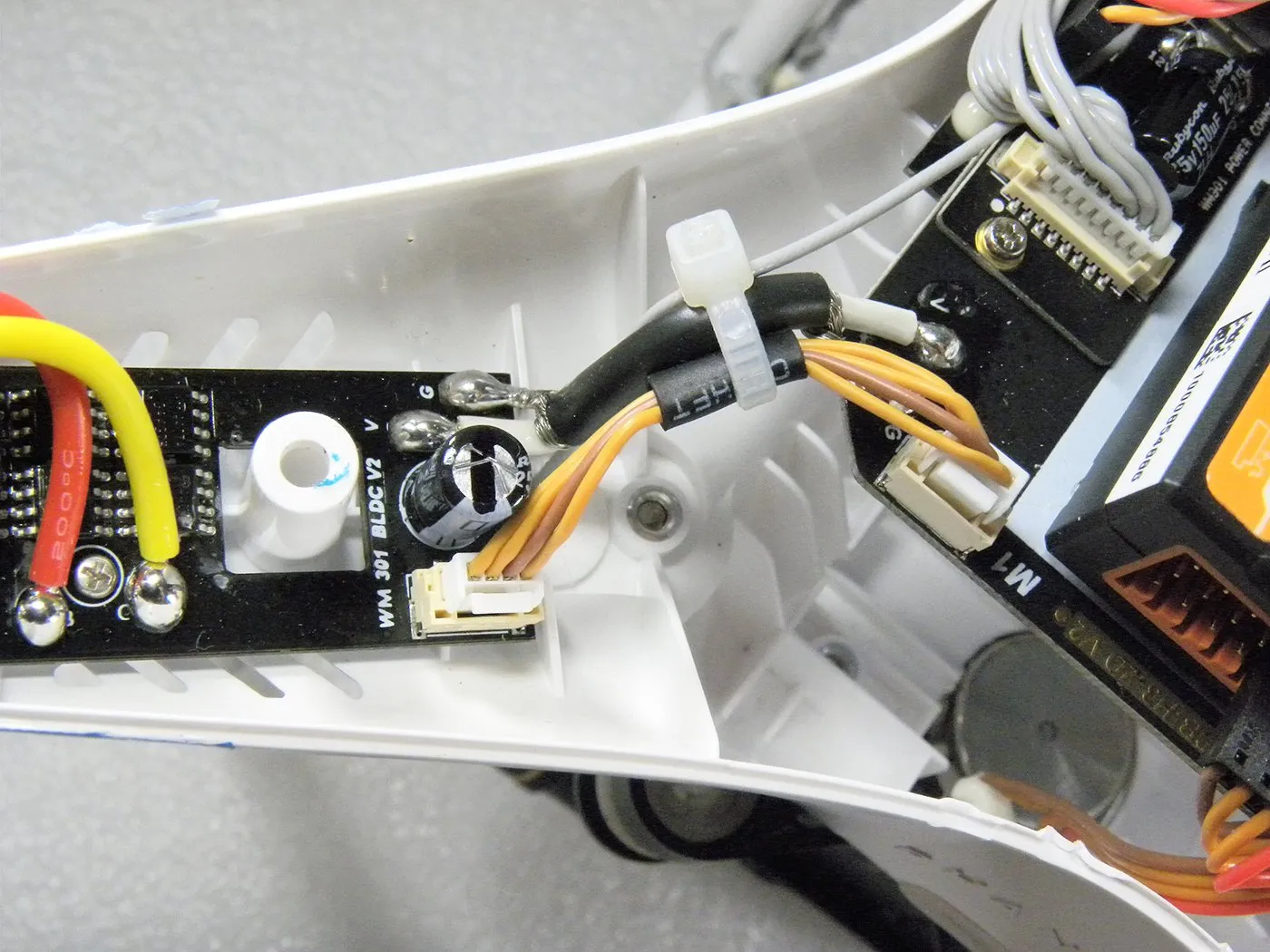 DJI Phantom 2 Teardown, ESC - электронный регулятор скорости: шаг 2, изображение 2 из 3