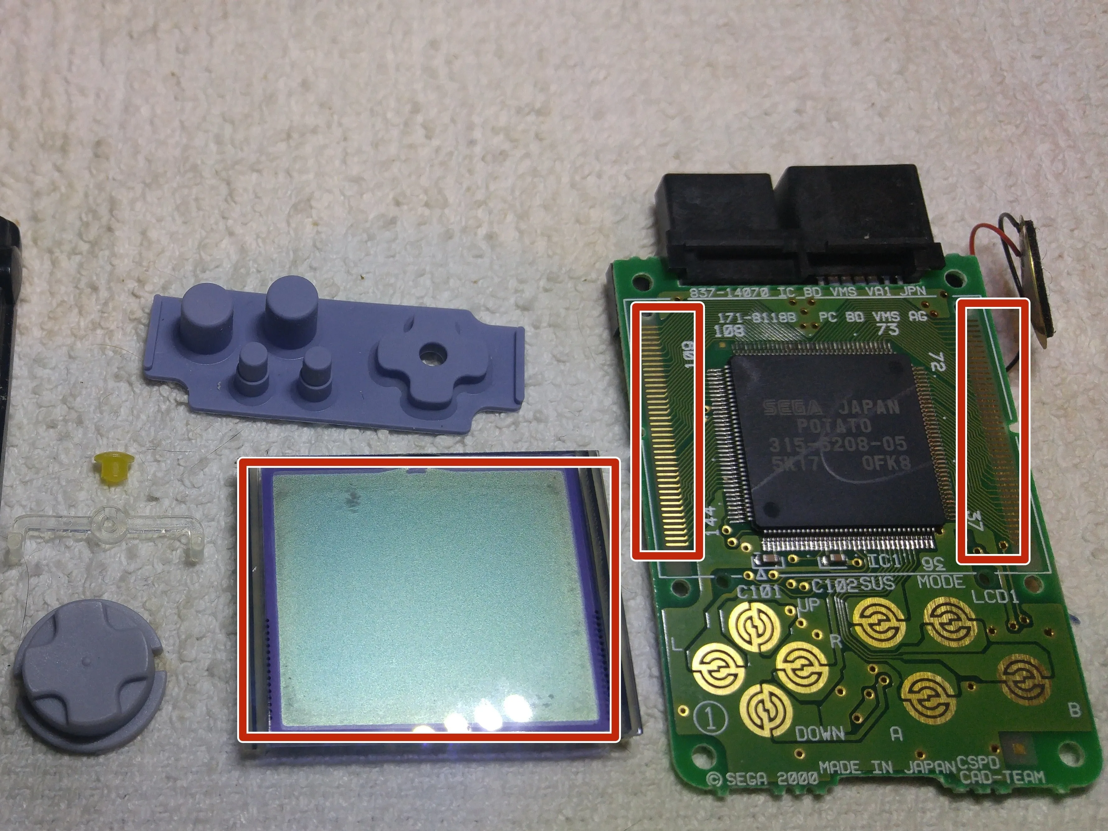 Dreamcast VMU Teardown, материнская плата: шаг 4, изображение 2 из 3