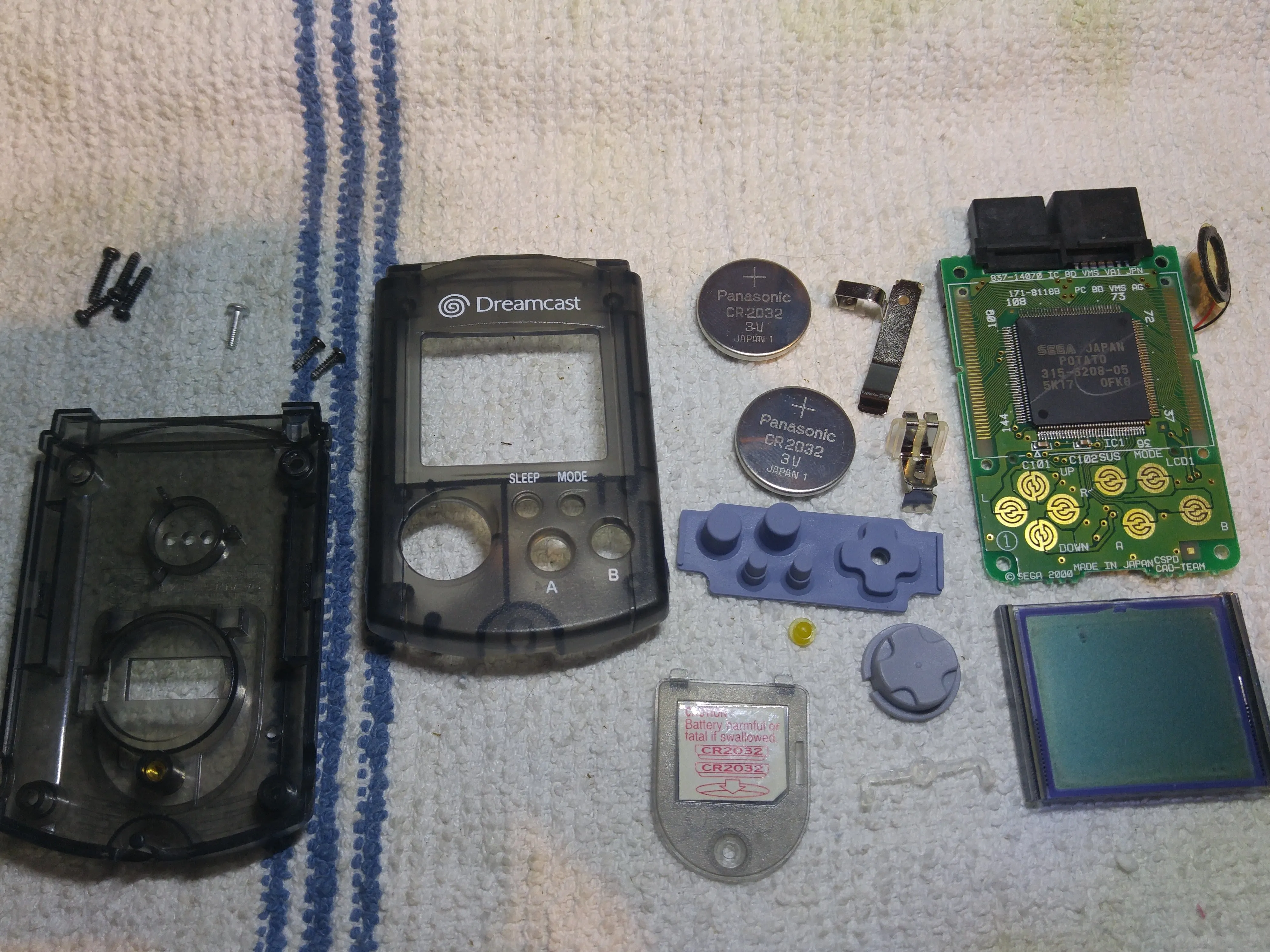 Dreamcast VMU Teardown, материнская плата: шаг 4, изображение 3 из 3