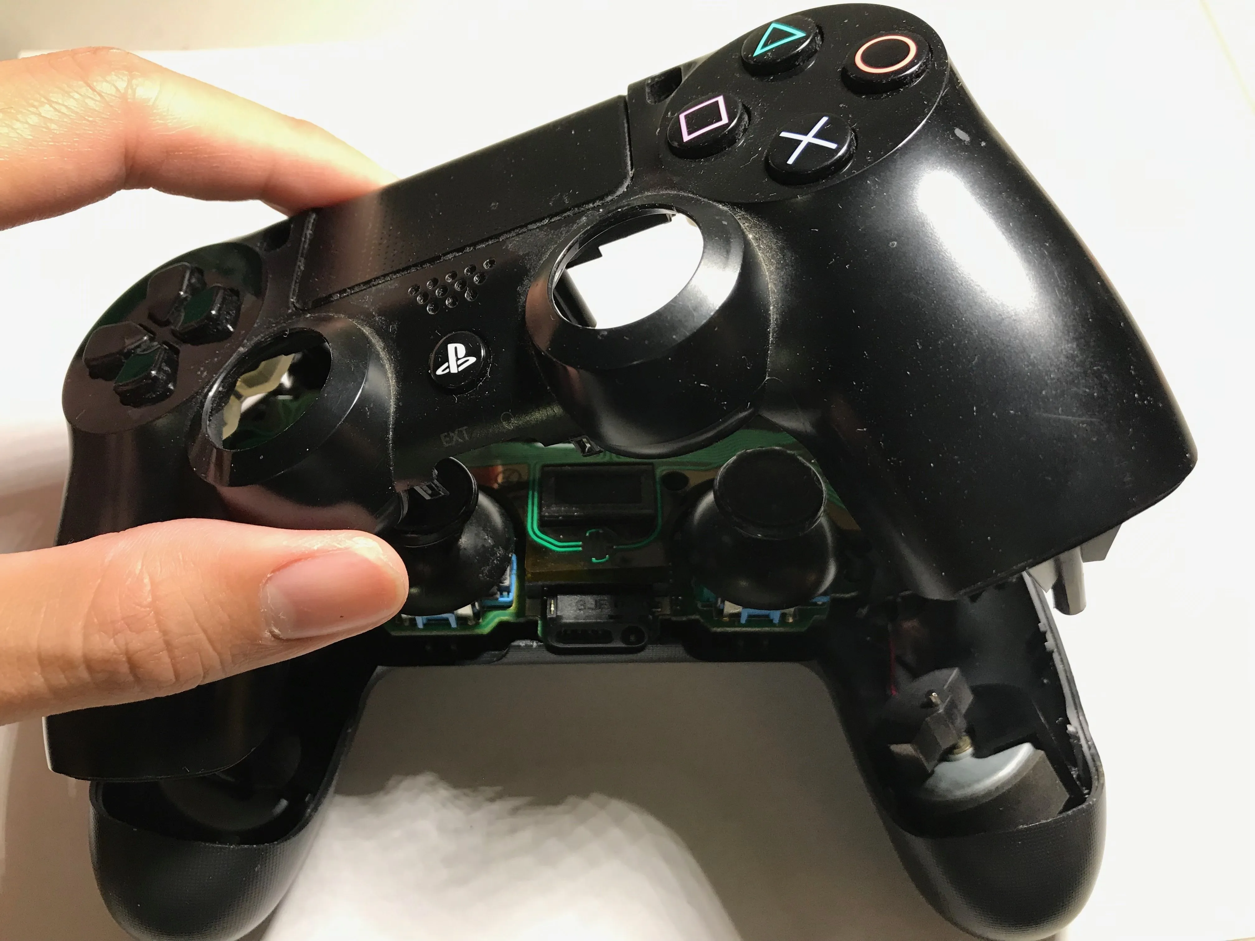 Разборка DualShock 4, вскрытие корпуса контроллера: шаг 1, изображение 2 из 3