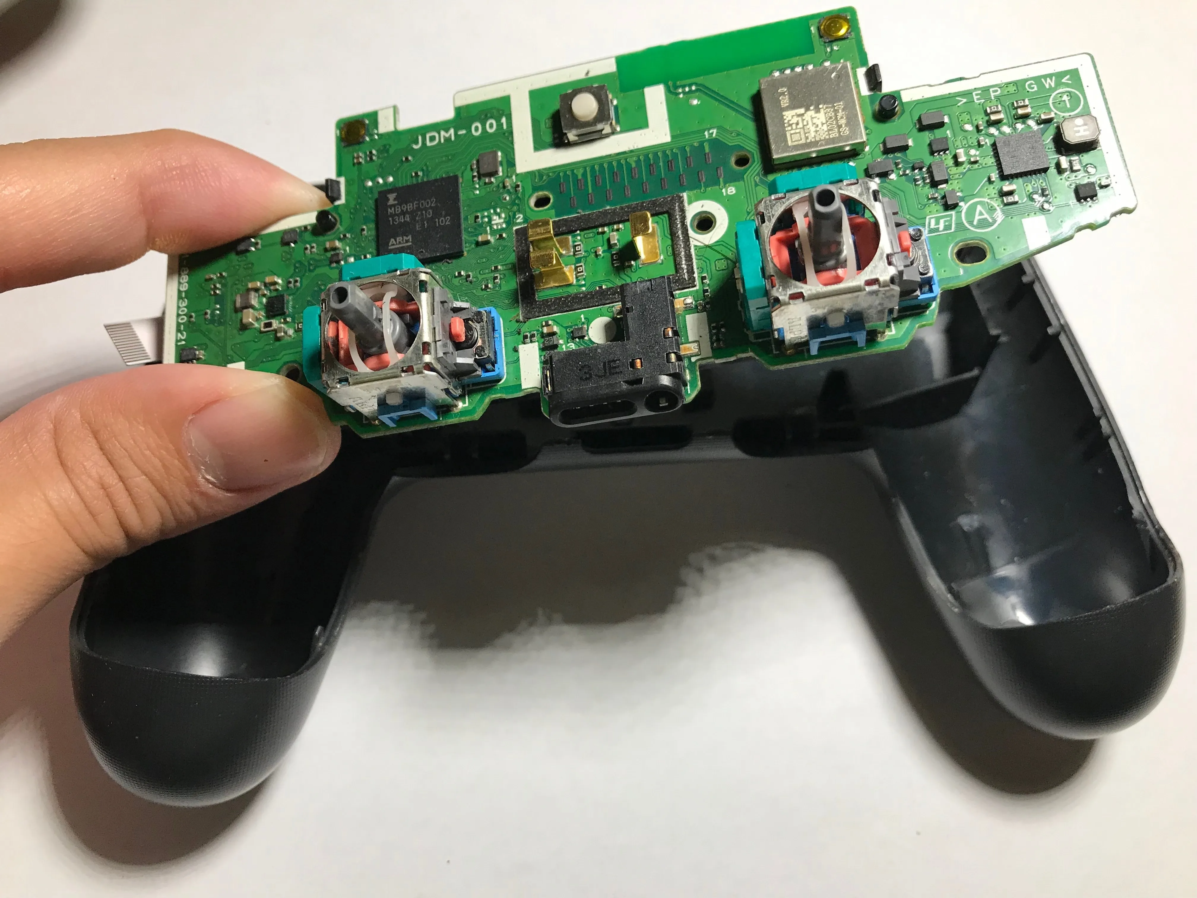 Разборка DualShock 4, извлечение печатной платы второго уровня: шаг 4, изображение 1 из 1